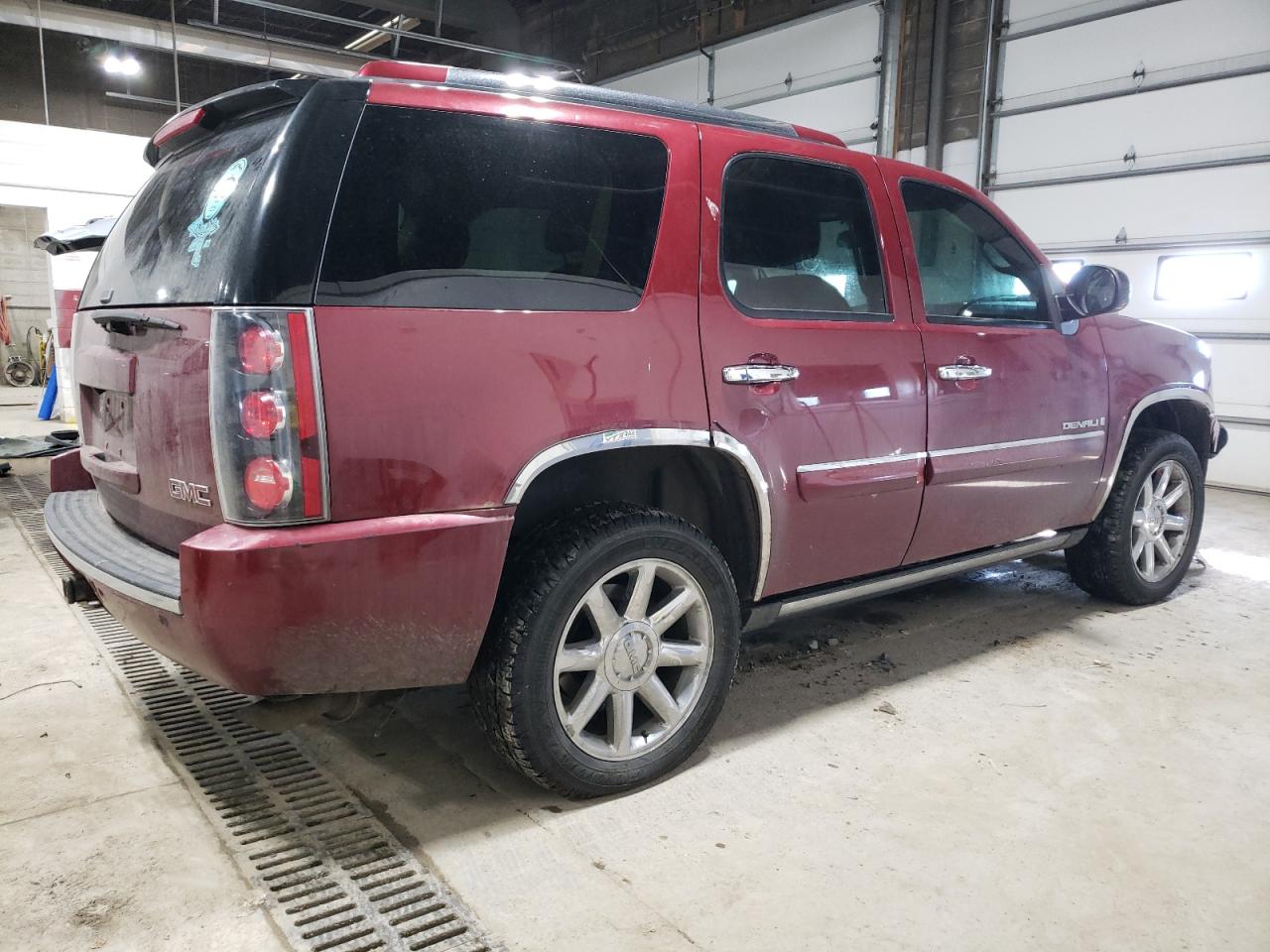 Photo 2 VIN: 1GKFK63828J172310 - GMC YUKON 