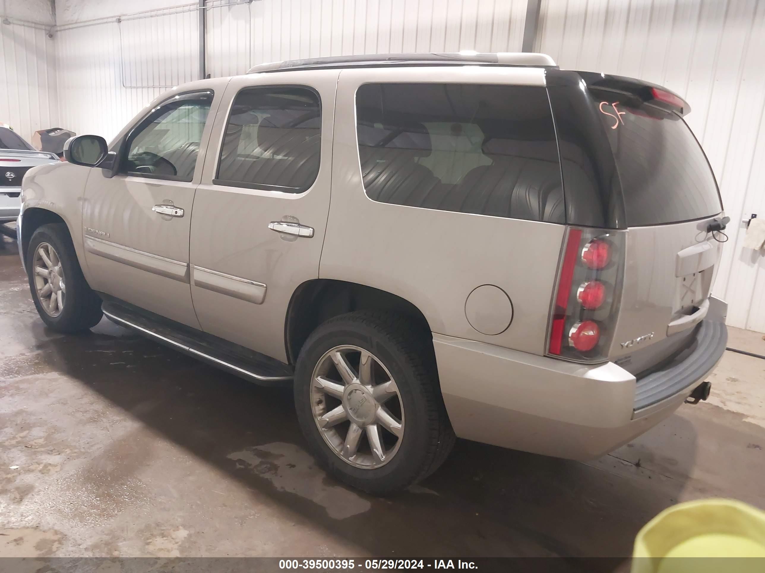 Photo 2 VIN: 1GKFK63838J102637 - GMC YUKON 