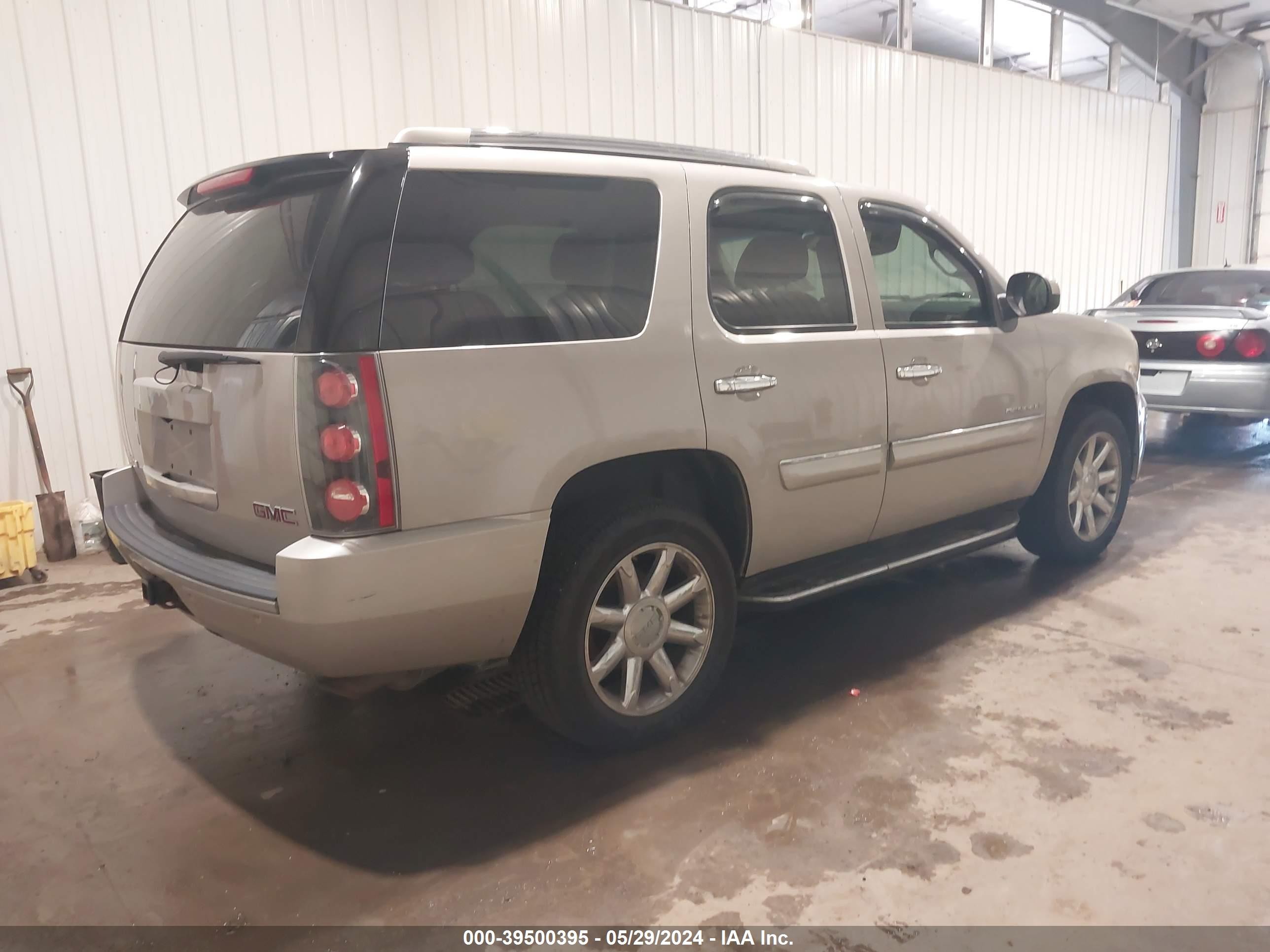 Photo 3 VIN: 1GKFK63838J102637 - GMC YUKON 