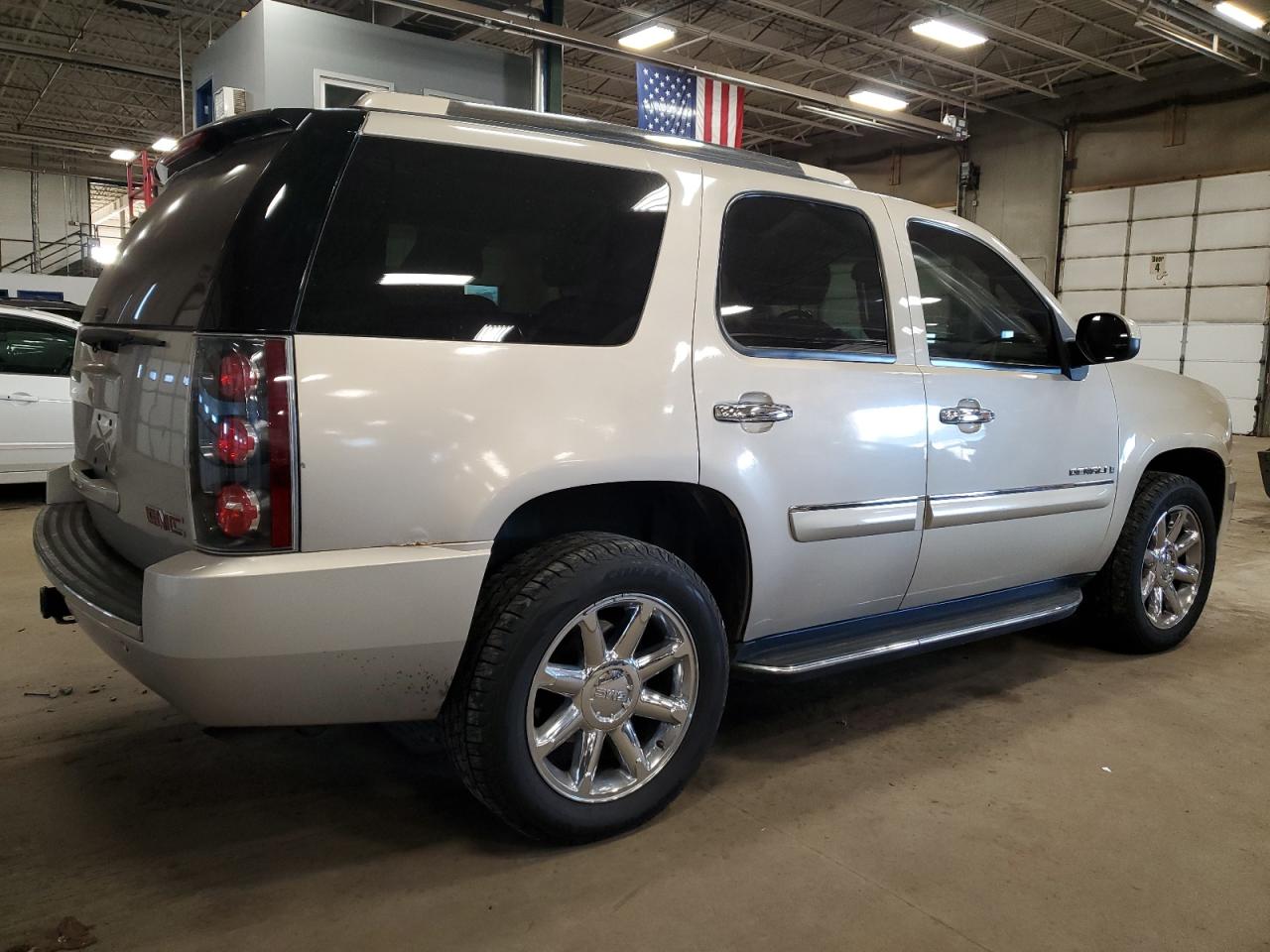 Photo 2 VIN: 1GKFK63857J182828 - GMC YUKON 