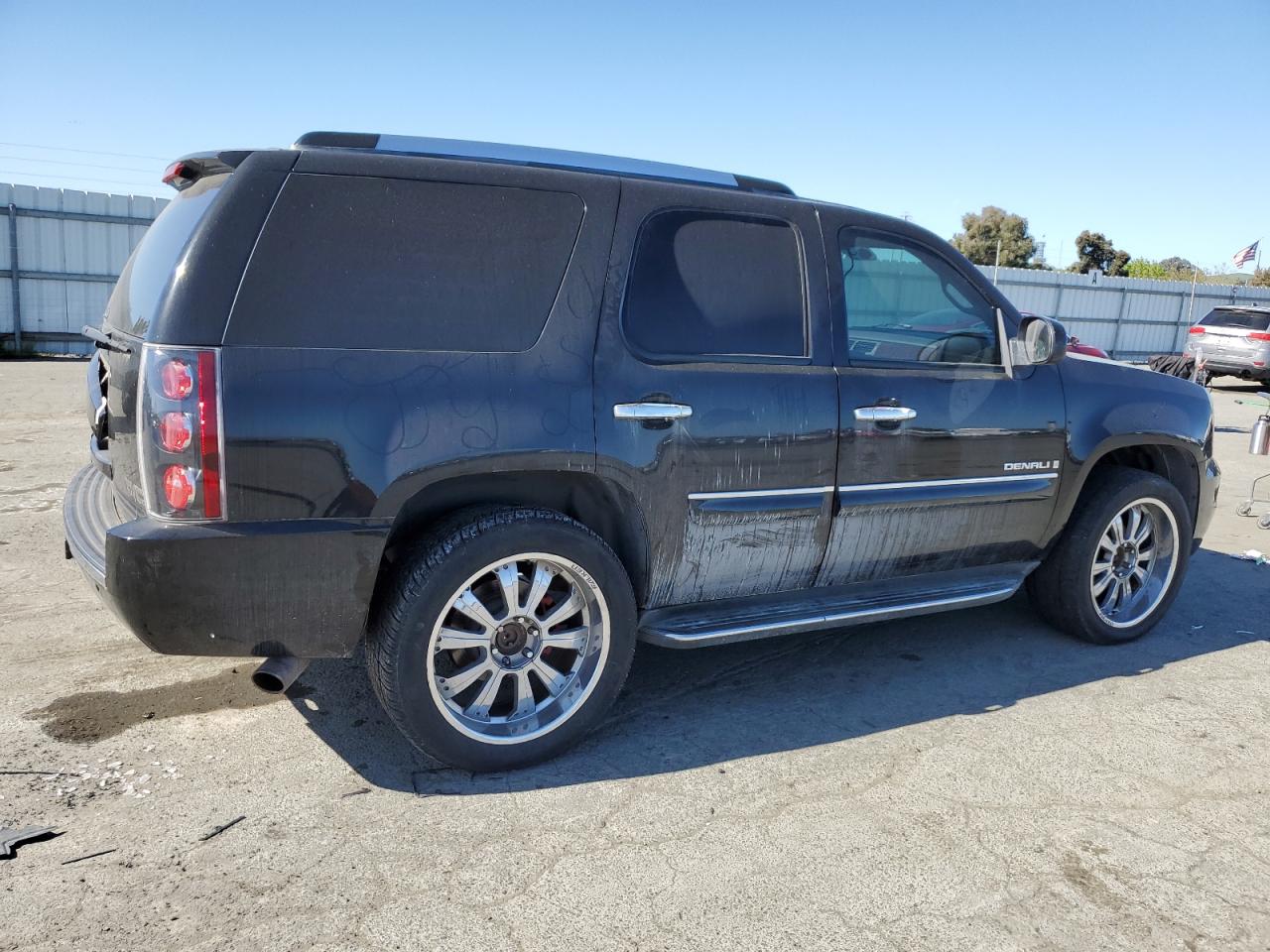 Photo 2 VIN: 1GKFK63857J204391 - GMC YUKON 