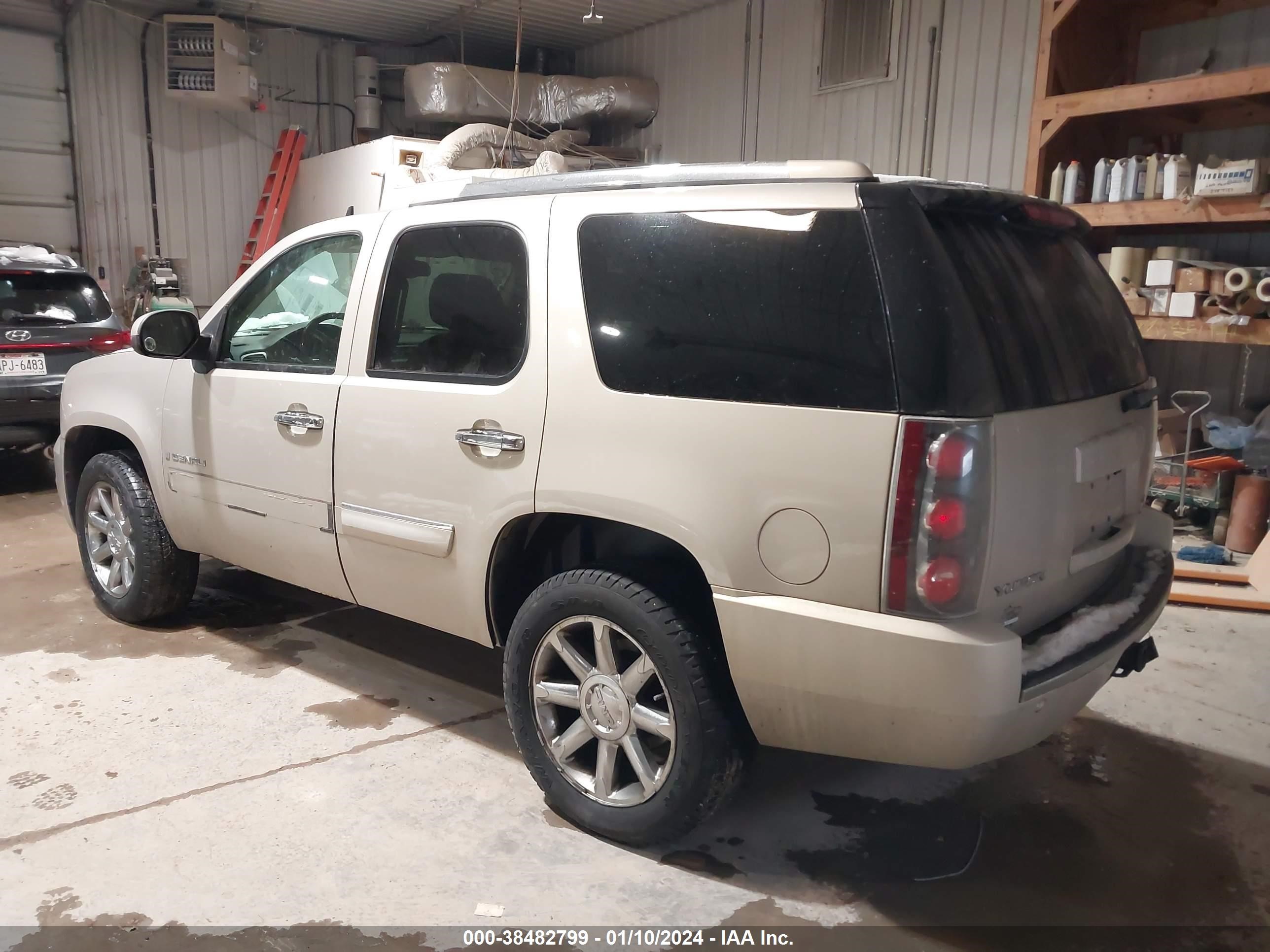 Photo 2 VIN: 1GKFK63857J295792 - GMC YUKON 