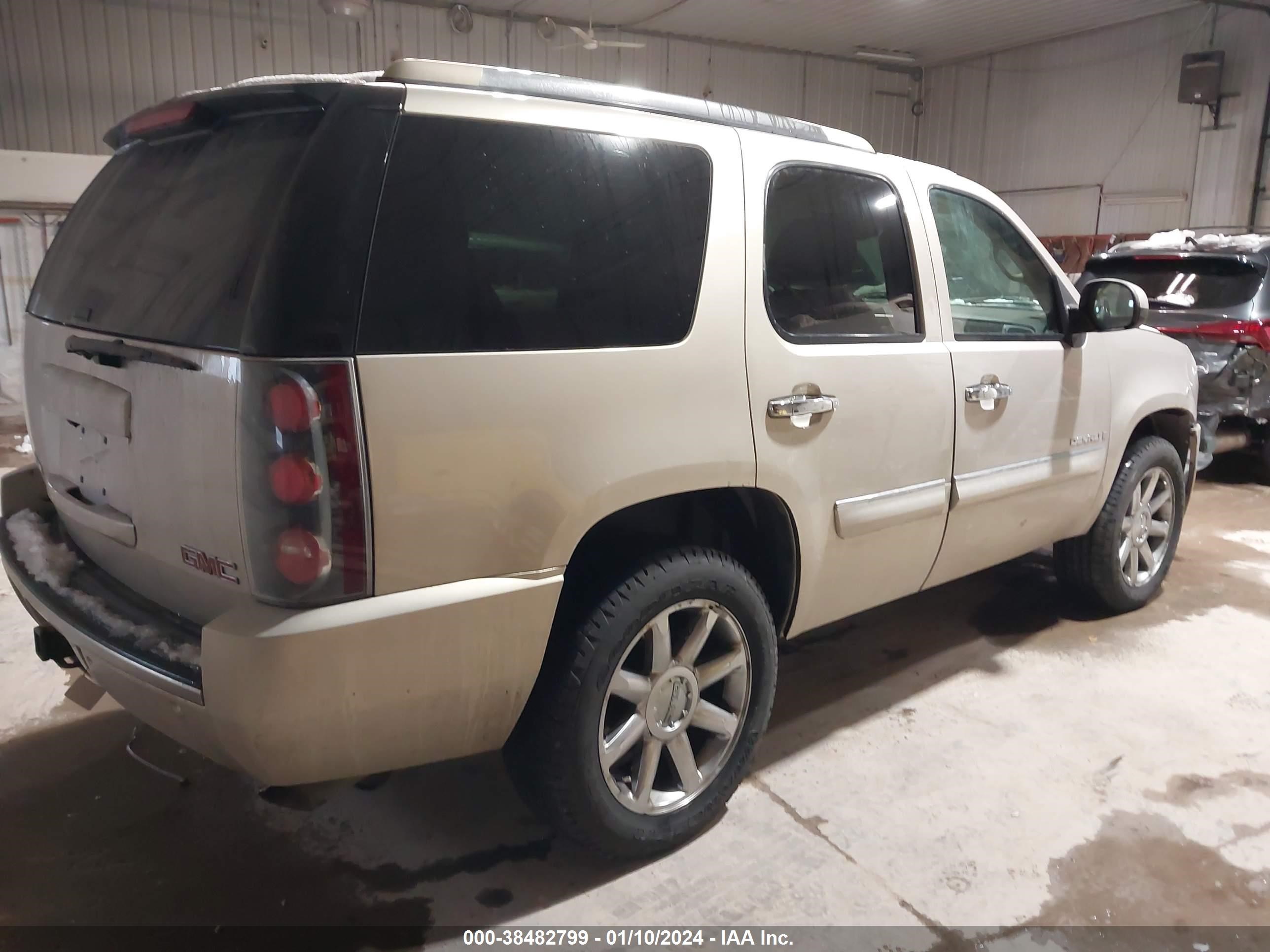 Photo 3 VIN: 1GKFK63857J295792 - GMC YUKON 