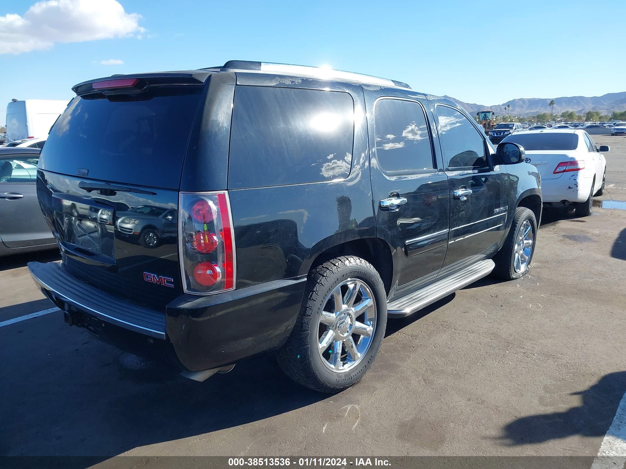 Photo 3 VIN: 1GKFK63857J362973 - GMC YUKON 