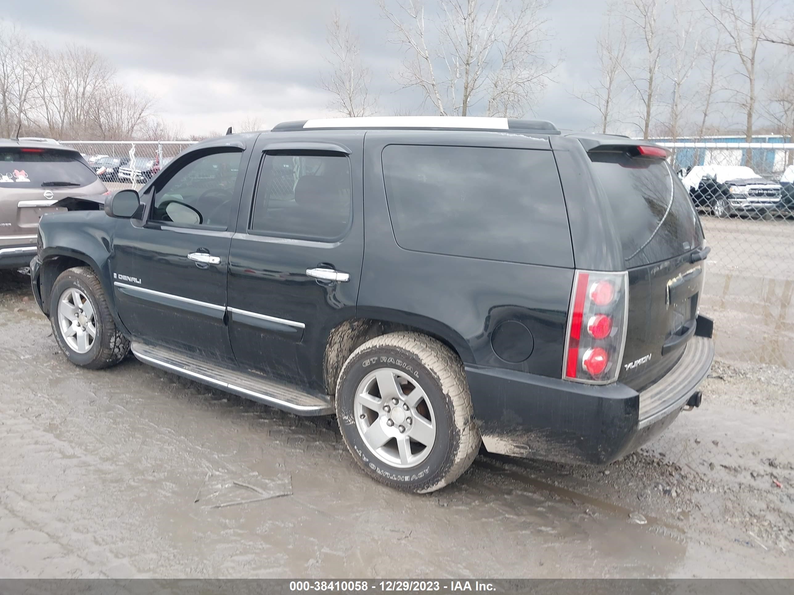 Photo 2 VIN: 1GKFK63857J377778 - GMC YUKON 