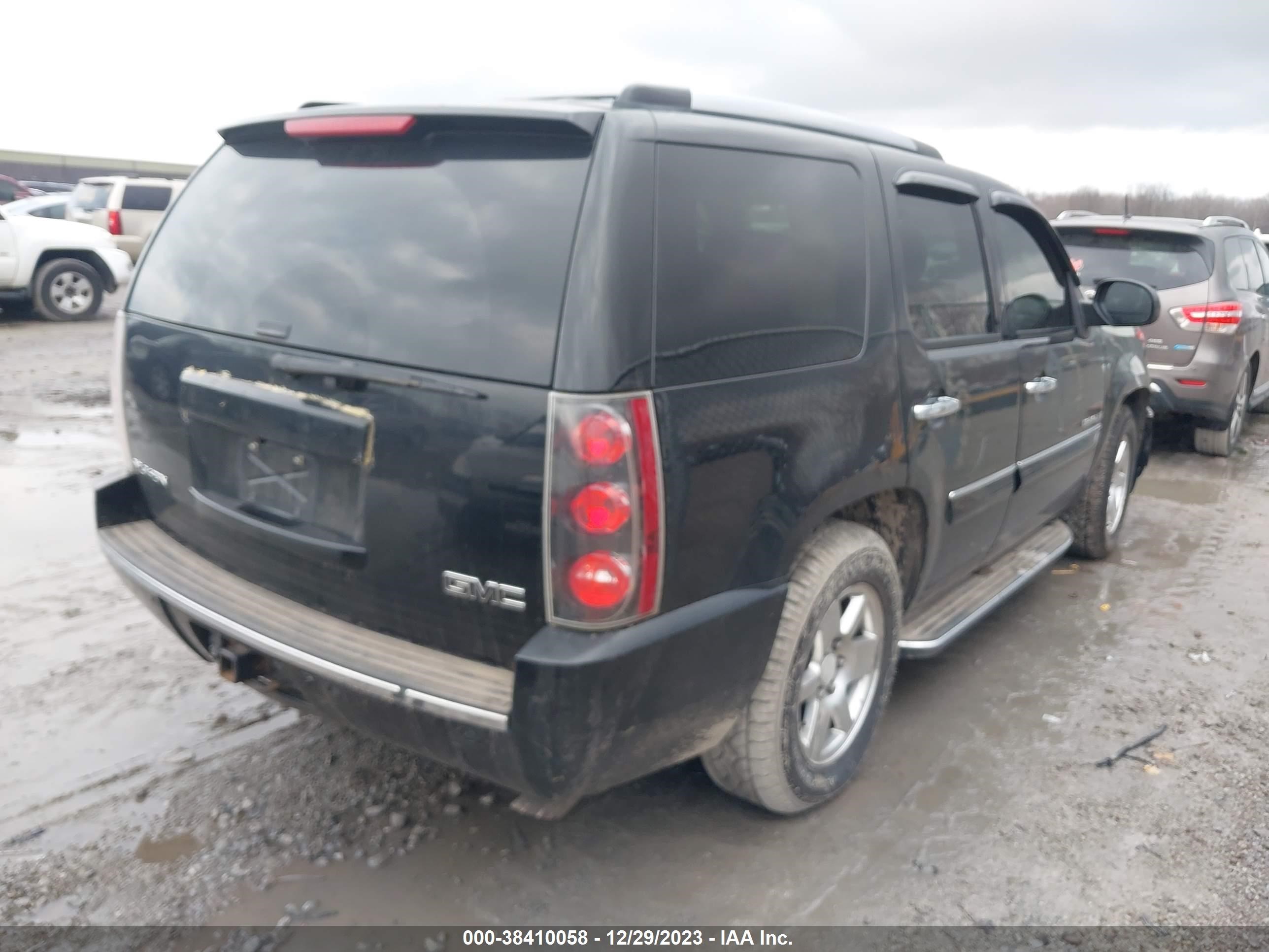 Photo 3 VIN: 1GKFK63857J377778 - GMC YUKON 