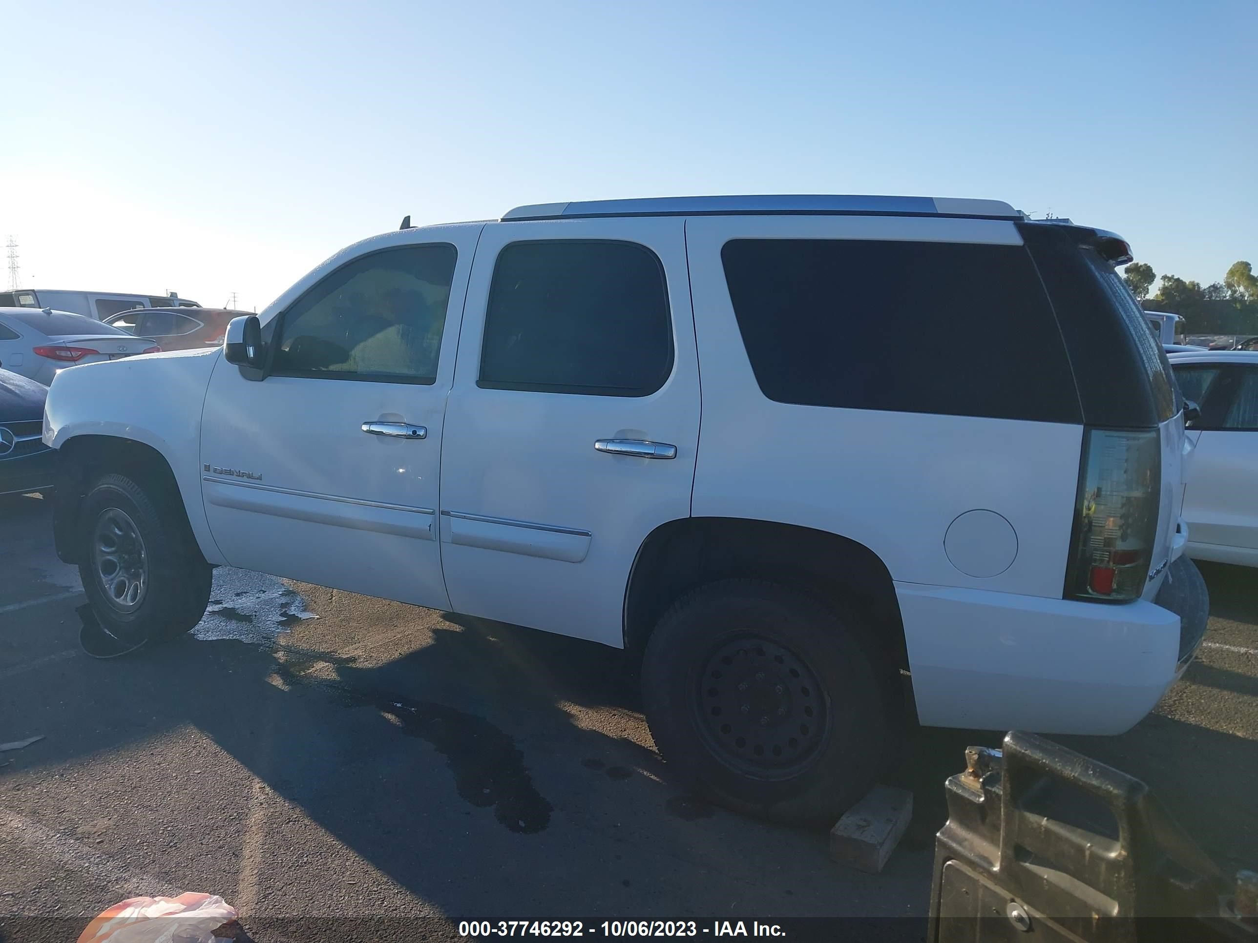 Photo 13 VIN: 1GKFK63867J235679 - GMC YUKON 