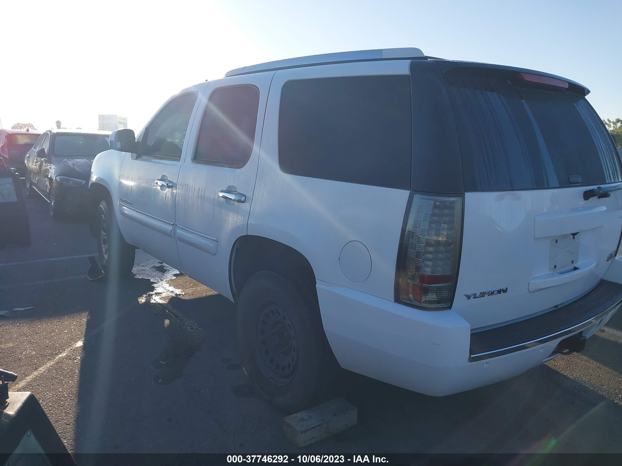 Photo 2 VIN: 1GKFK63867J235679 - GMC YUKON 