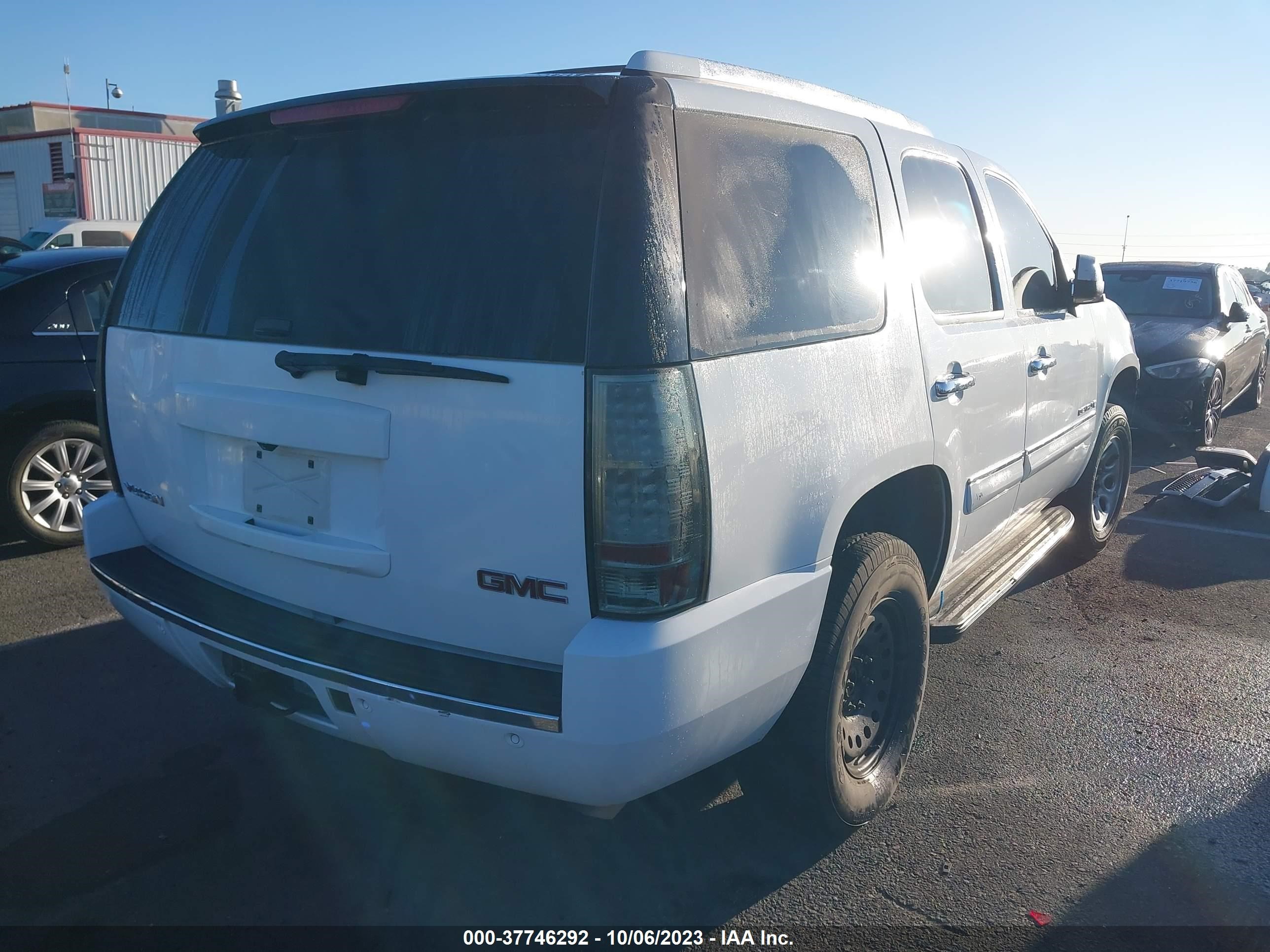 Photo 3 VIN: 1GKFK63867J235679 - GMC YUKON 