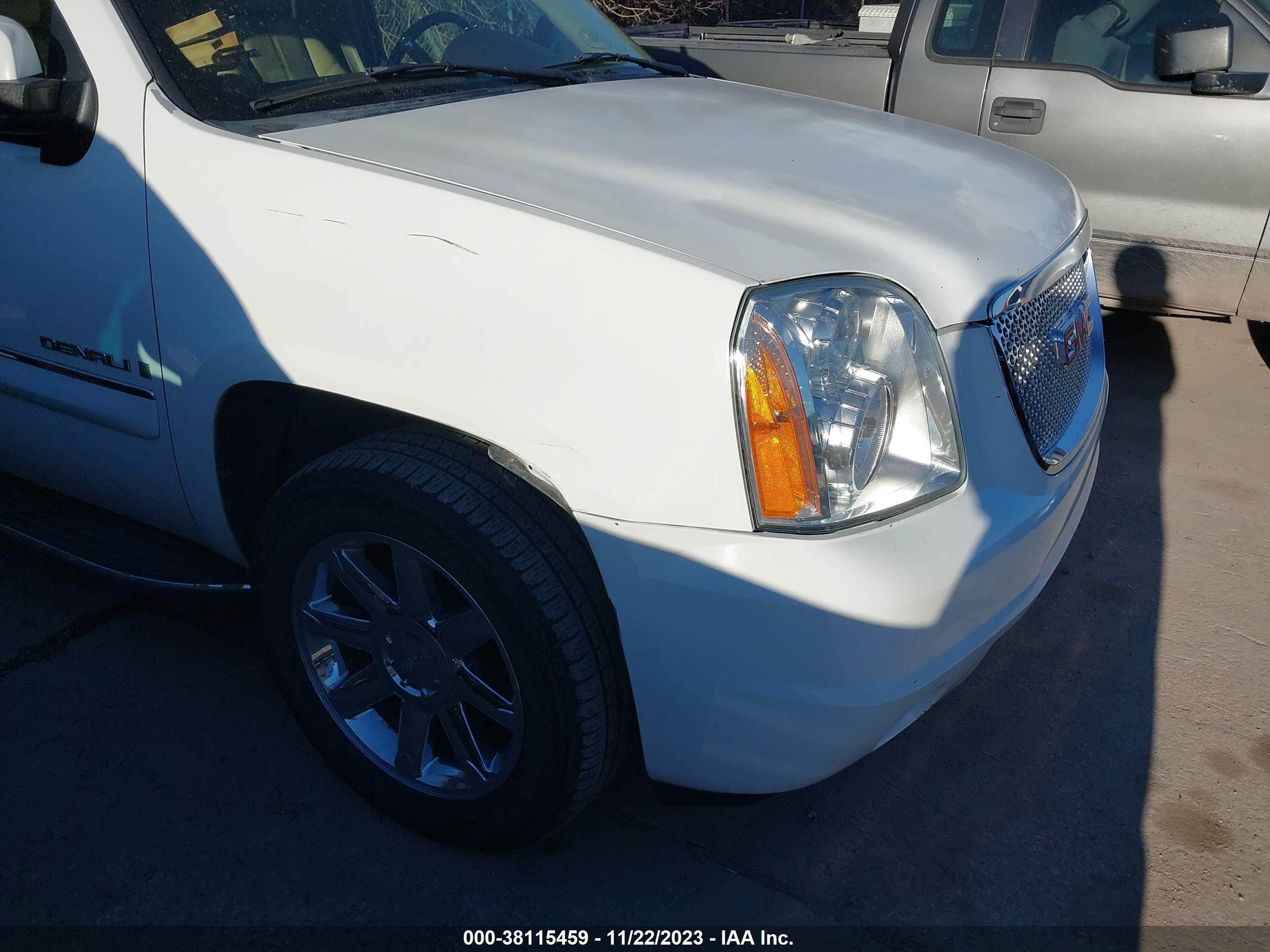 Photo 5 VIN: 1GKFK63877J341817 - GMC YUKON 