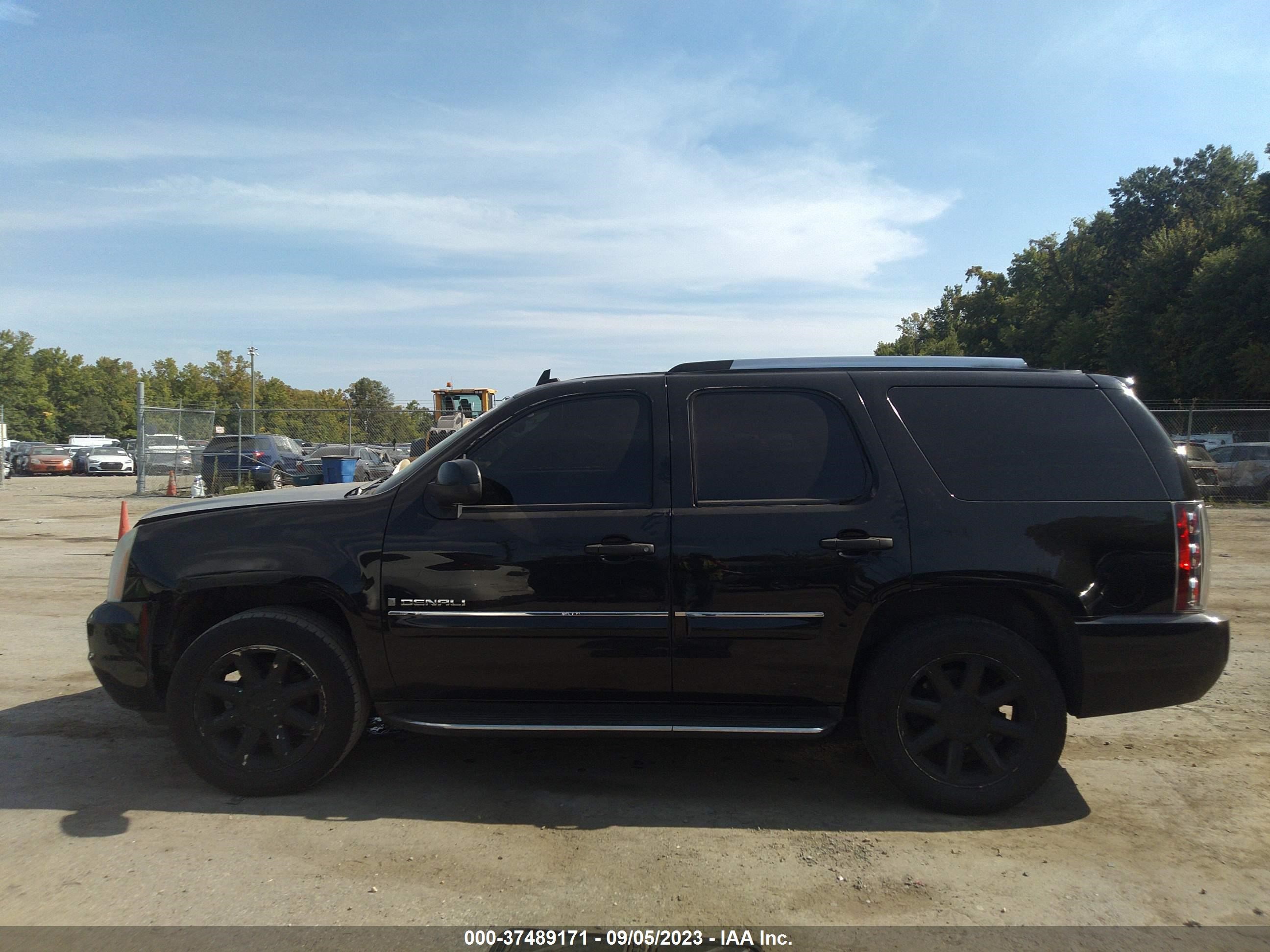 Photo 13 VIN: 1GKFK63887J143764 - GMC YUKON 