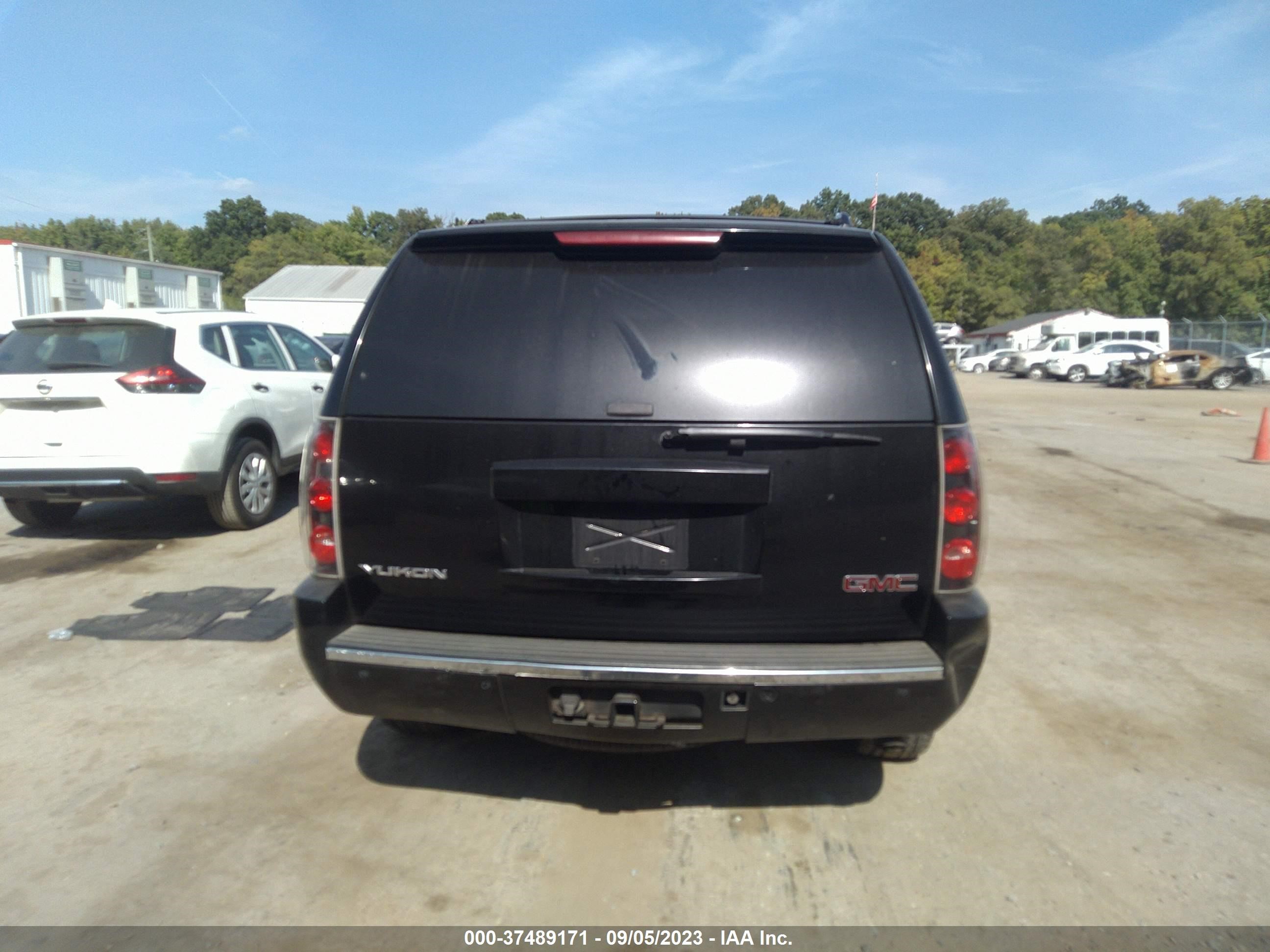 Photo 15 VIN: 1GKFK63887J143764 - GMC YUKON 