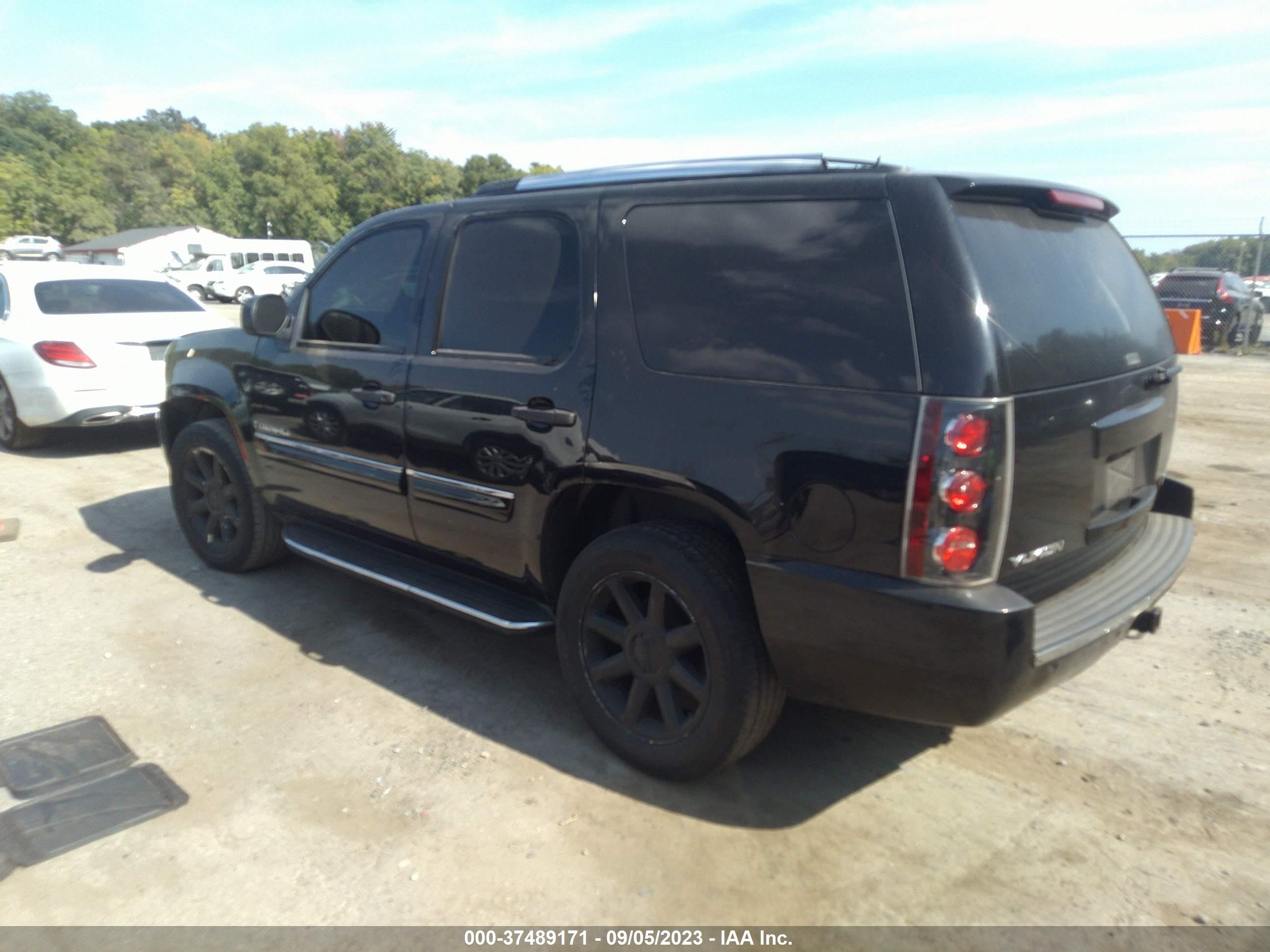 Photo 2 VIN: 1GKFK63887J143764 - GMC YUKON 