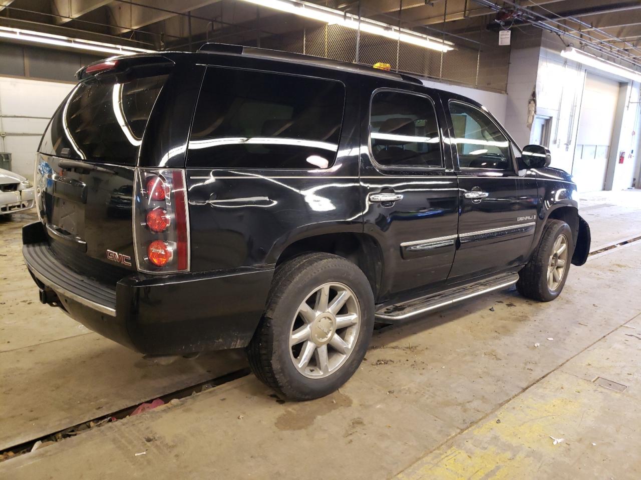 Photo 2 VIN: 1GKFK63887J154022 - GMC YUKON 