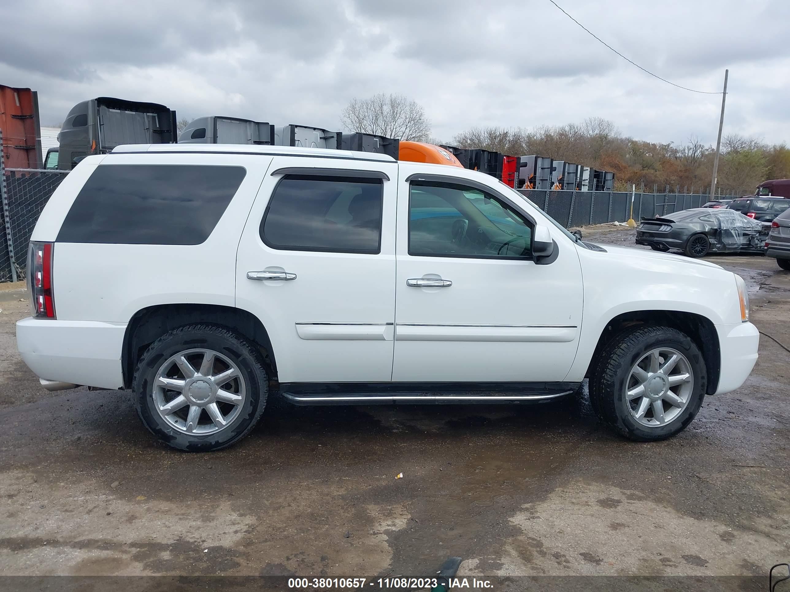 Photo 12 VIN: 1GKFK63897J382708 - GMC YUKON 