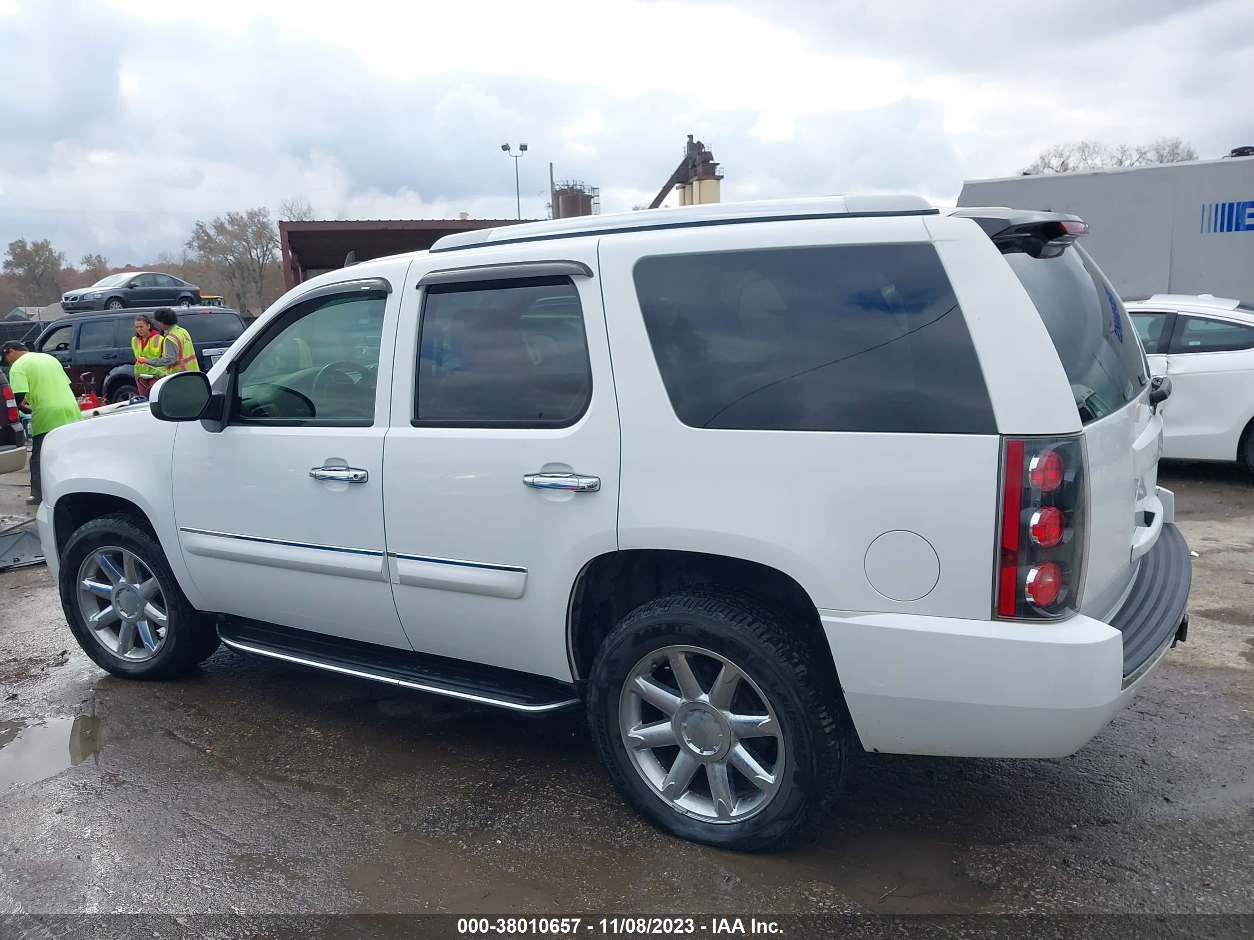 Photo 13 VIN: 1GKFK63897J382708 - GMC YUKON 