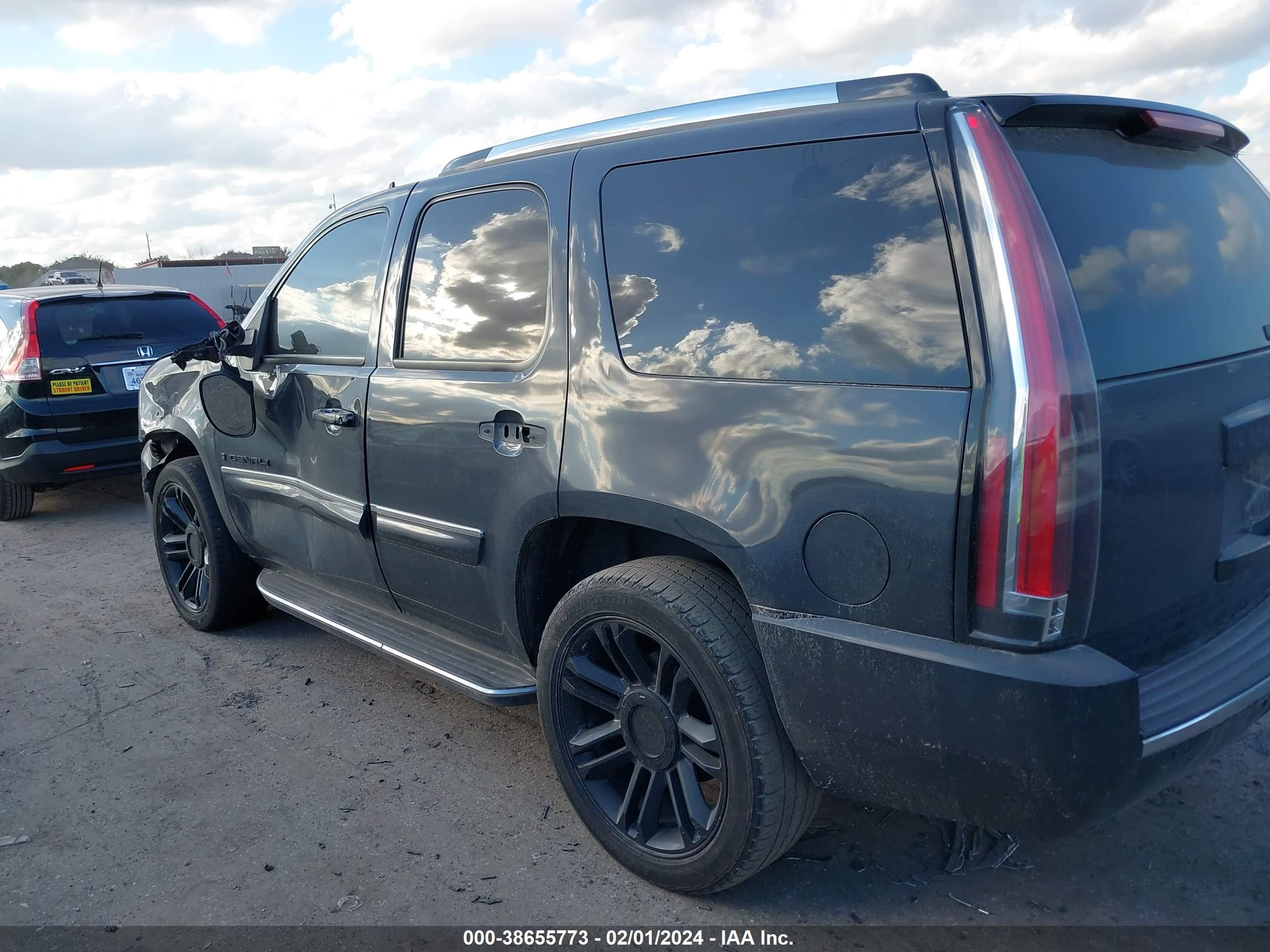 Photo 2 VIN: 1GKFK63898J112041 - GMC YUKON 