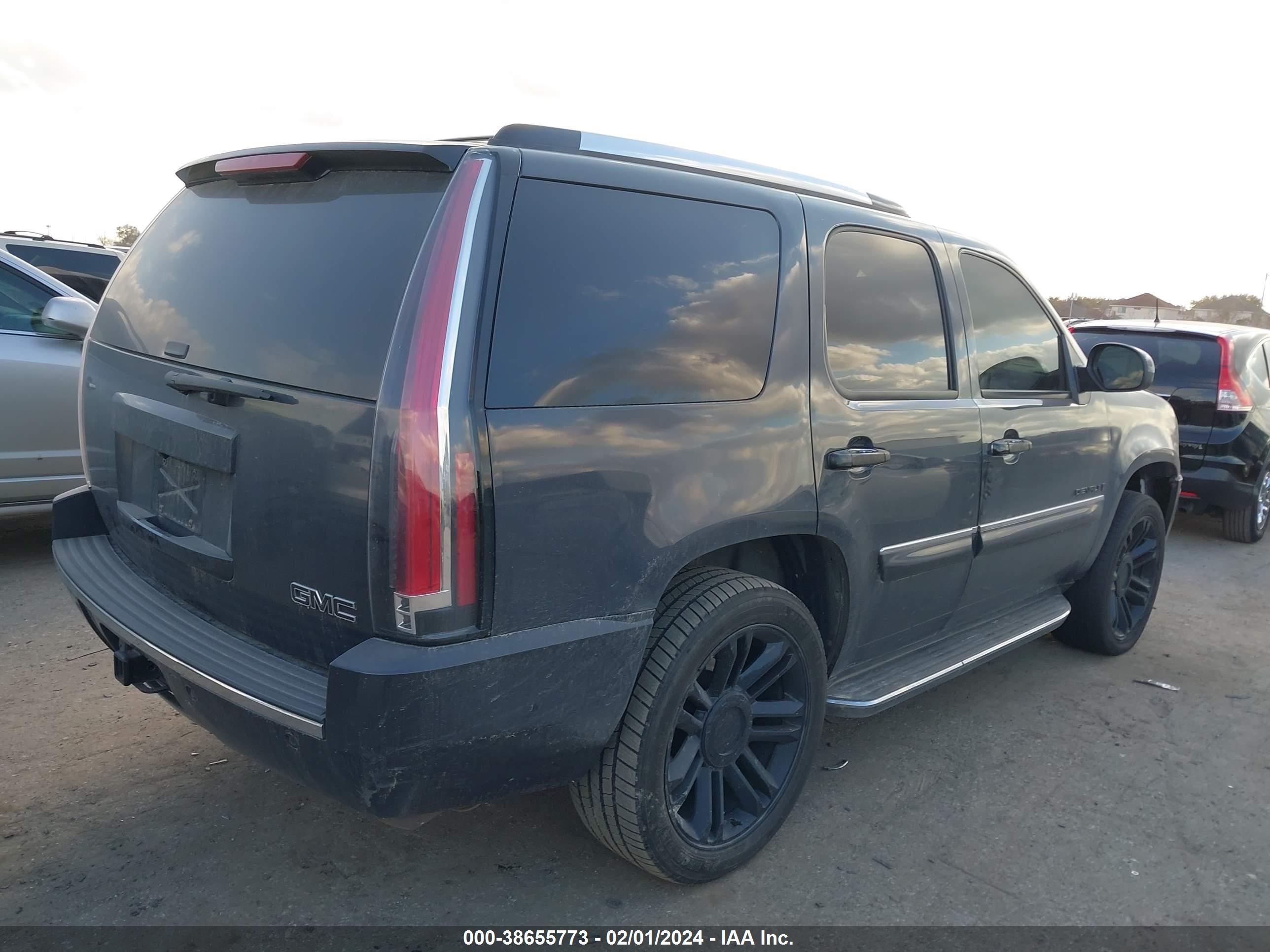 Photo 3 VIN: 1GKFK63898J112041 - GMC YUKON 