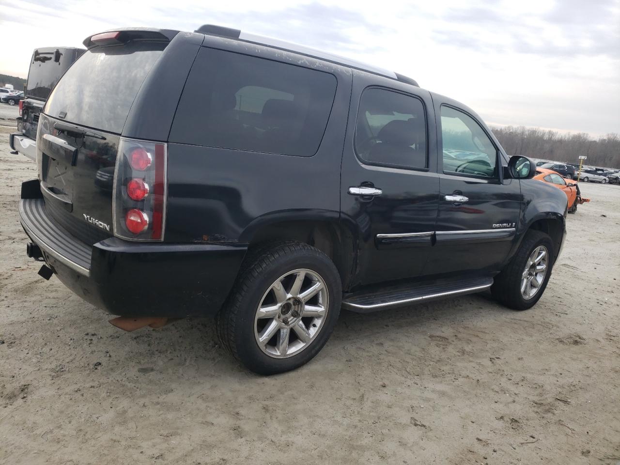 Photo 2 VIN: 1GKFK638X7J208758 - GMC YUKON 