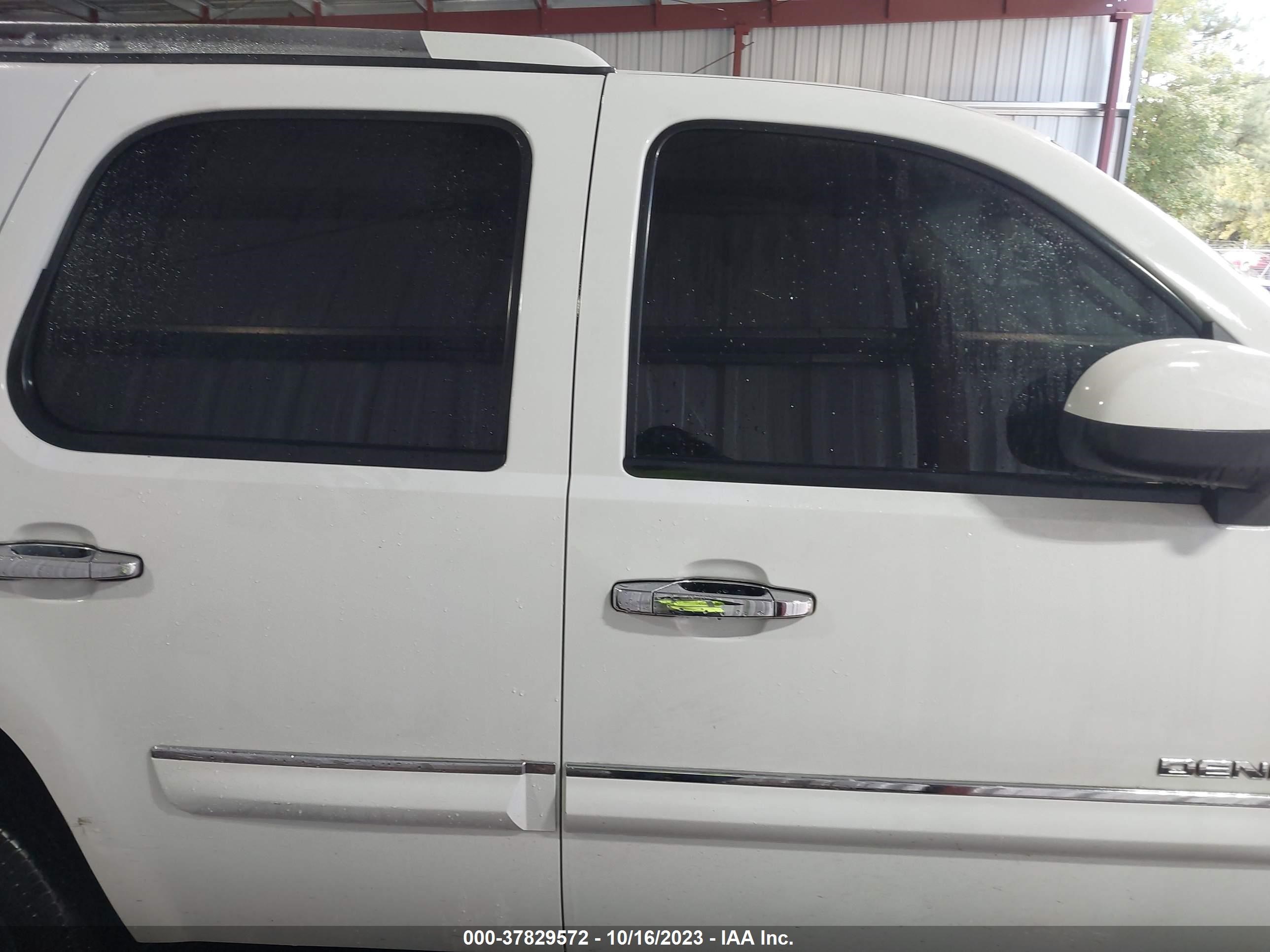 Photo 12 VIN: 1GKFK638X7J244532 - GMC YUKON 