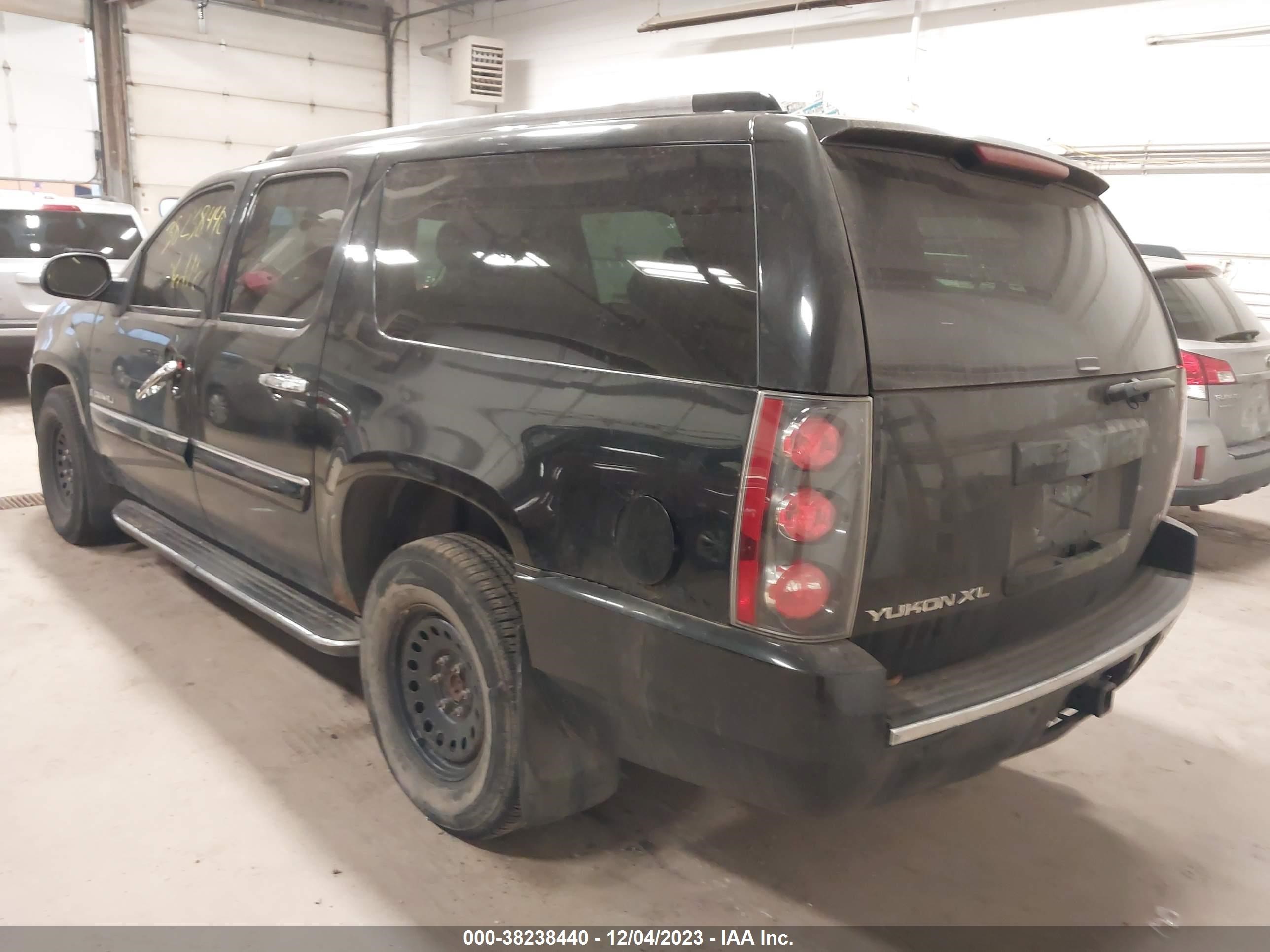 Photo 2 VIN: 1GKFK66818J130996 - GMC YUKON 