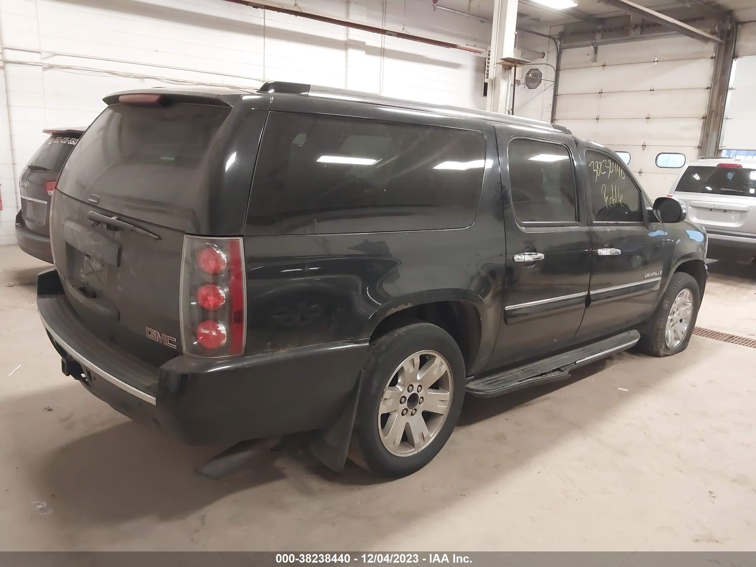 Photo 3 VIN: 1GKFK66818J130996 - GMC YUKON 