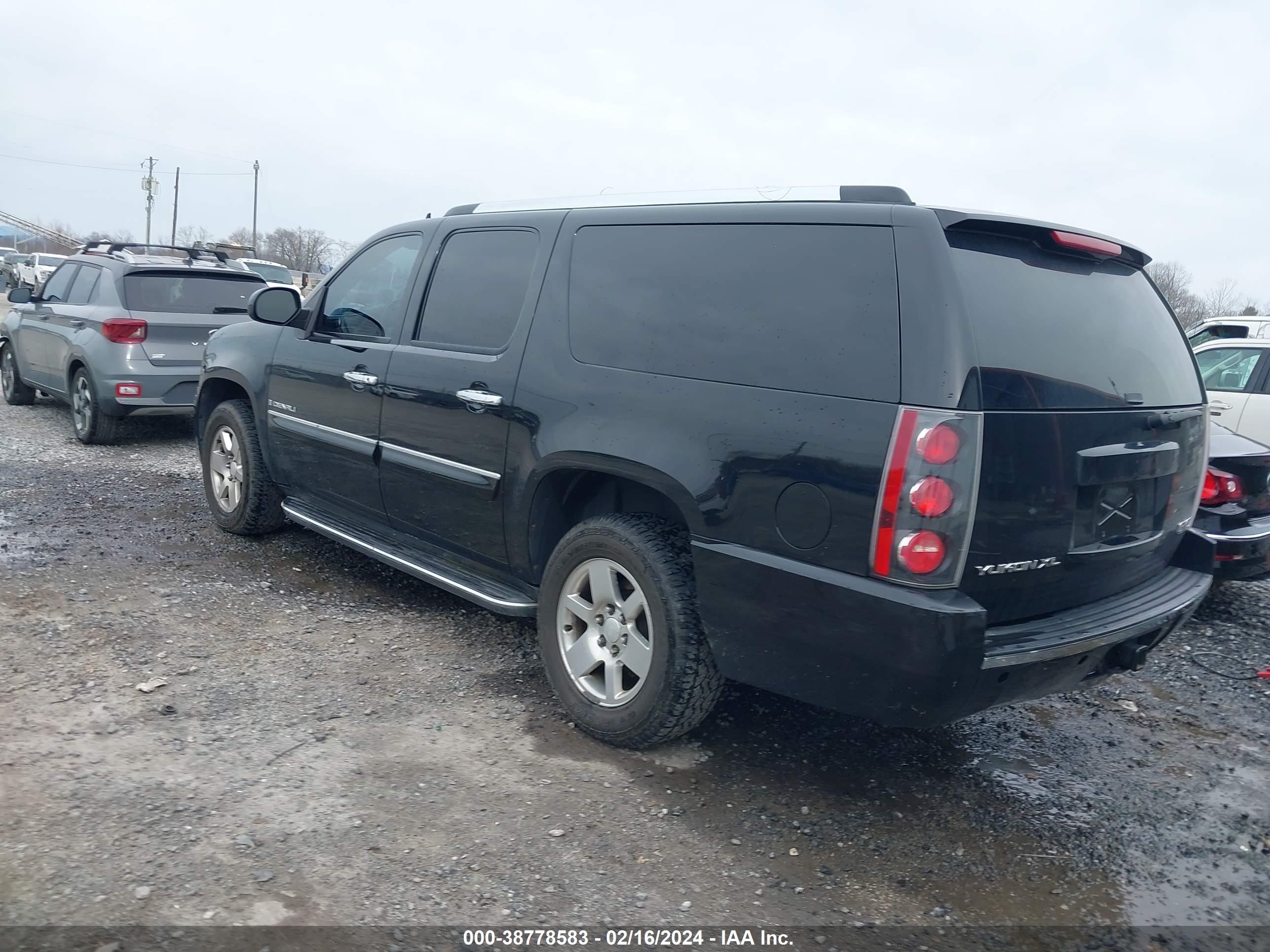 Photo 2 VIN: 1GKFK66828J224224 - GMC NULL 