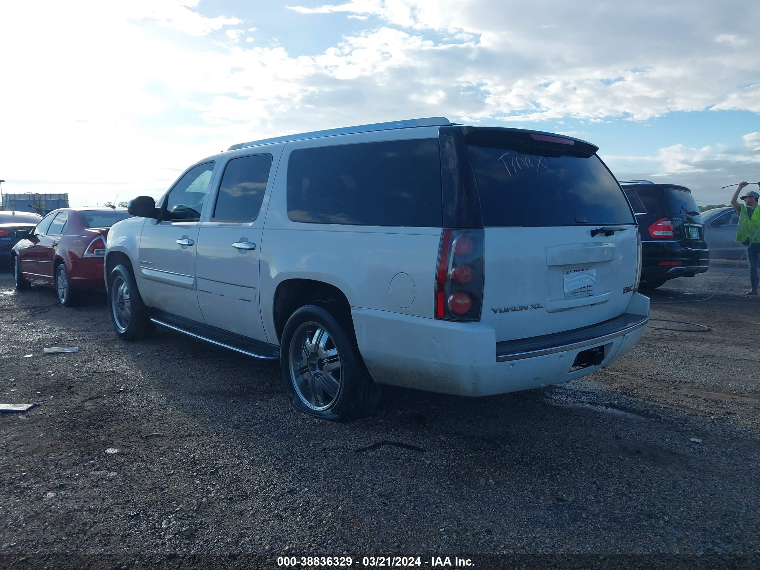 Photo 2 VIN: 1GKFK66837J191474 - GMC NULL 