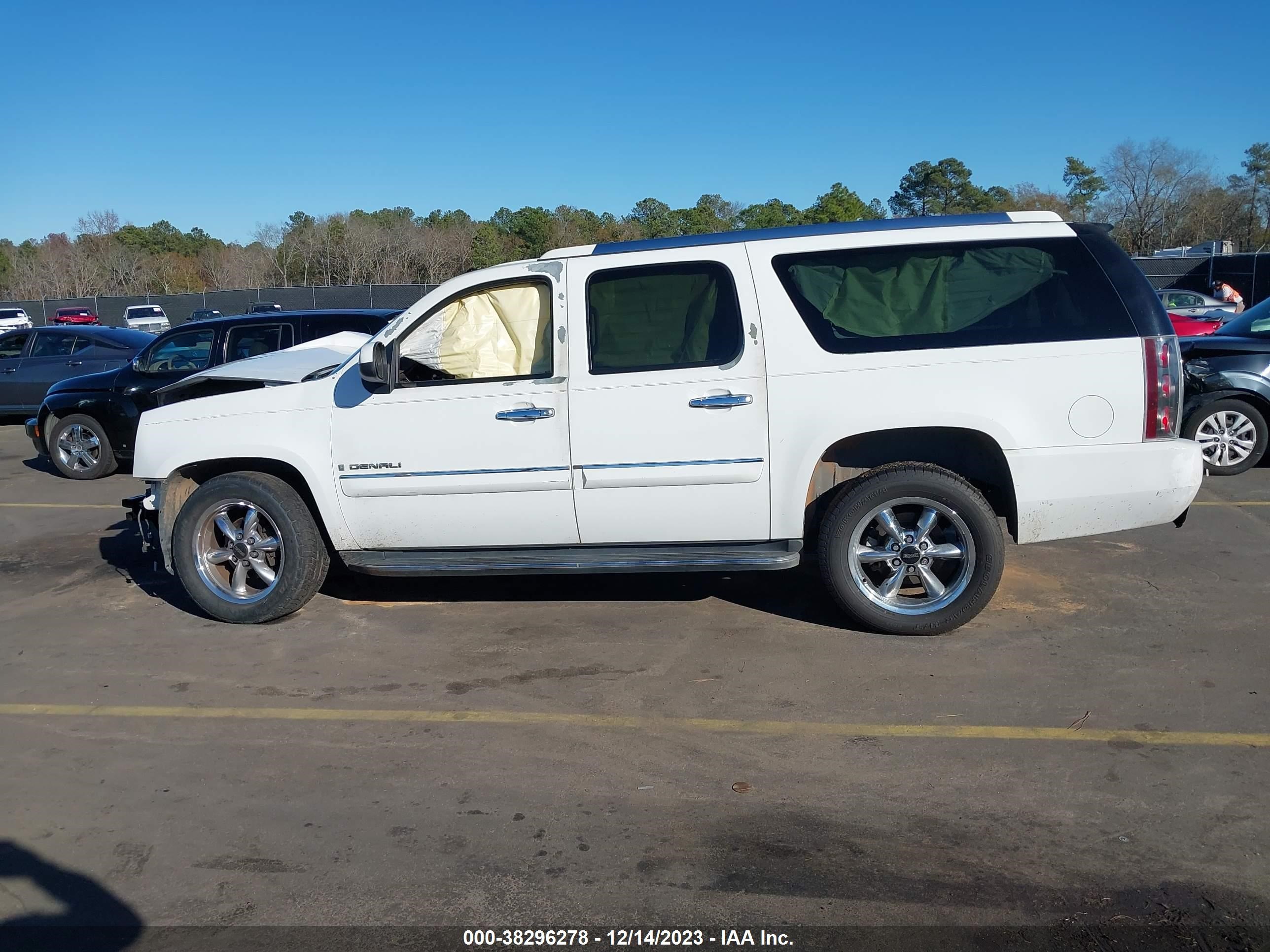 Photo 13 VIN: 1GKFK66837J256999 - GMC YUKON 