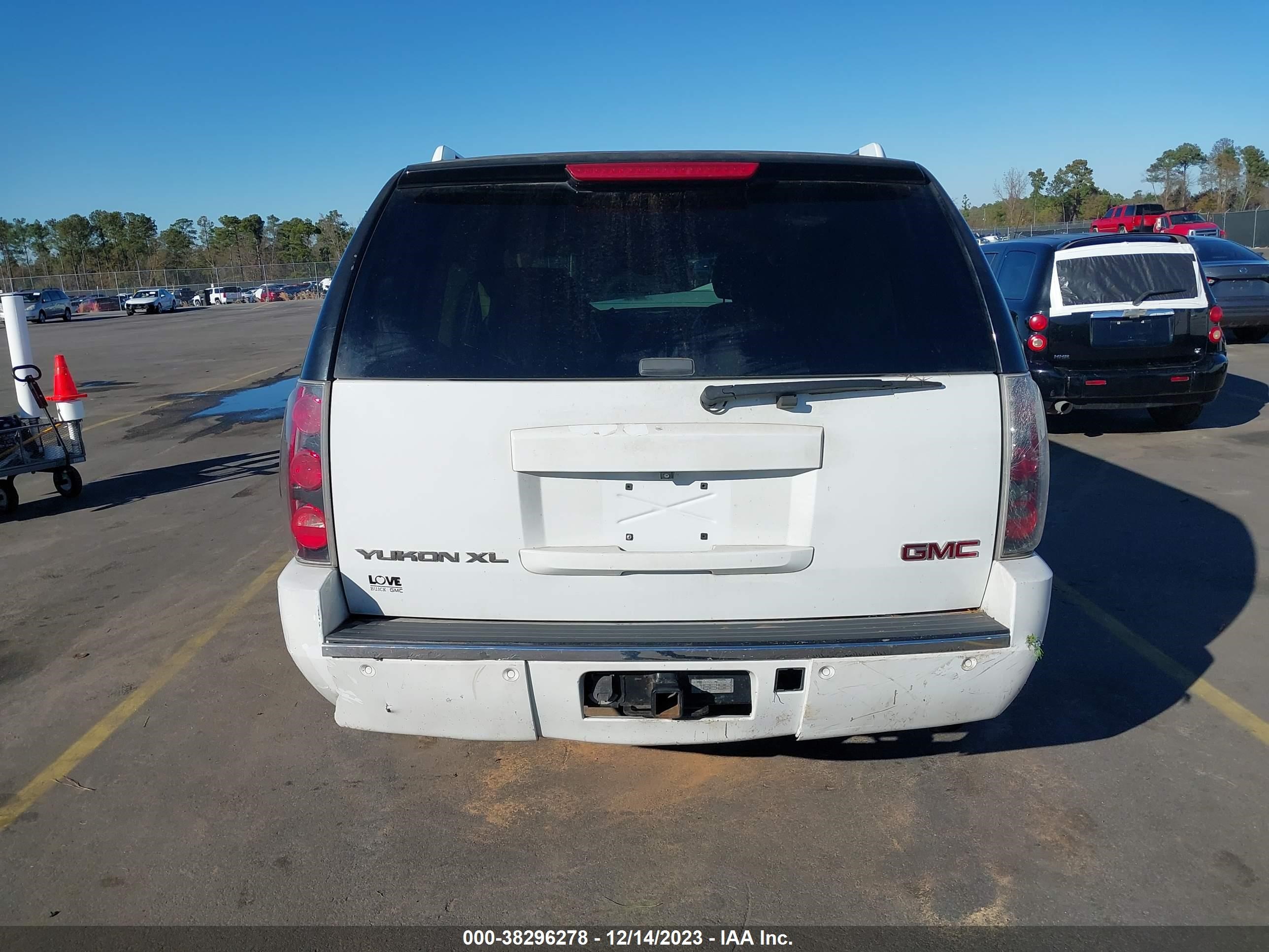 Photo 15 VIN: 1GKFK66837J256999 - GMC YUKON 