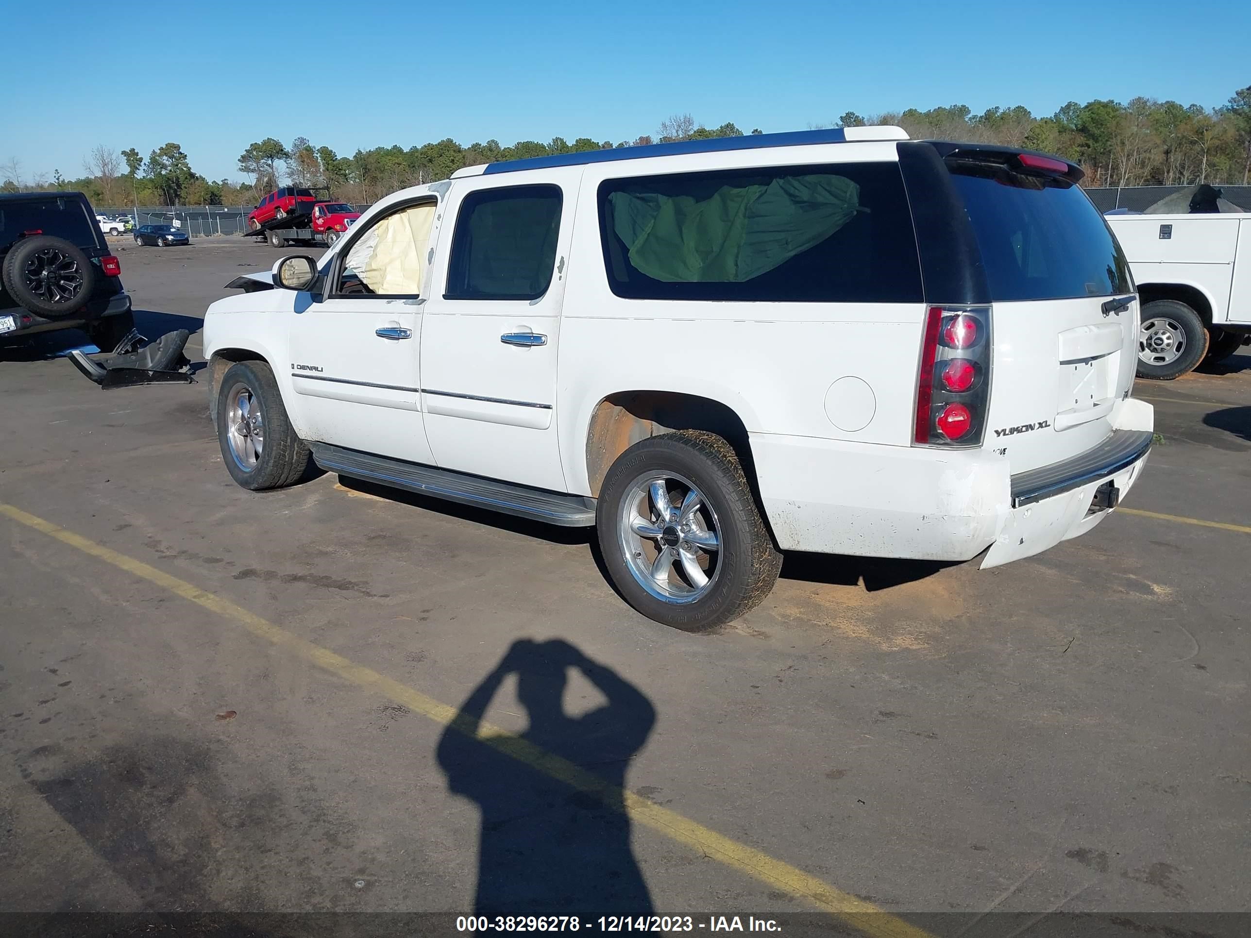 Photo 2 VIN: 1GKFK66837J256999 - GMC YUKON 