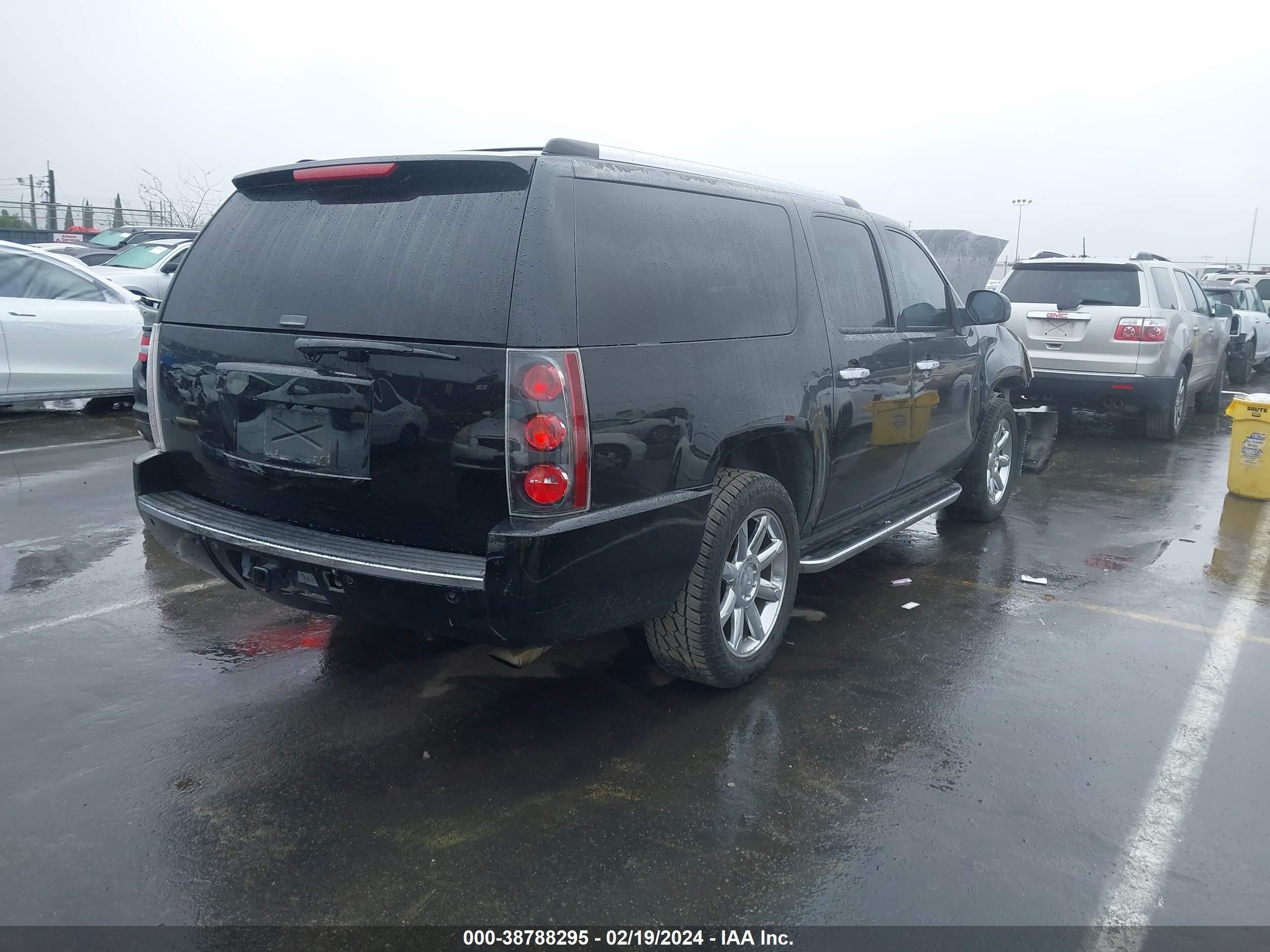 Photo 3 VIN: 1GKFK66888J209503 - GMC YUKON 