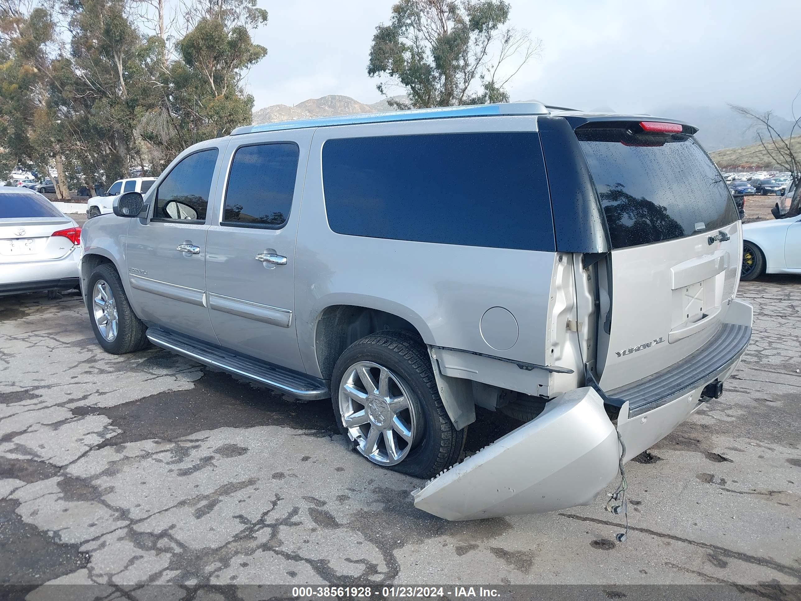 Photo 2 VIN: 1GKFK66897J205832 - GMC YUKON 