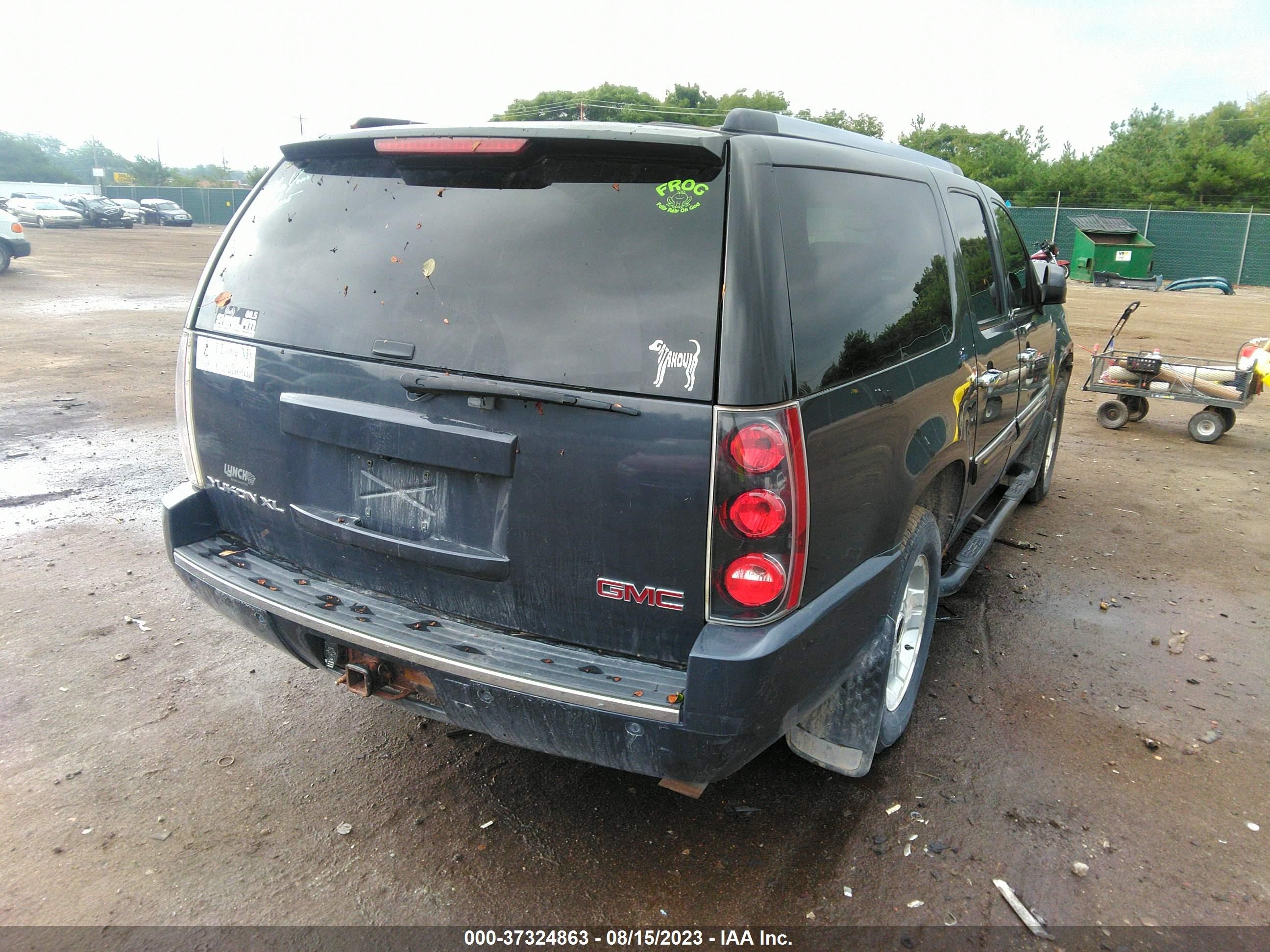 Photo 3 VIN: 1GKFK668X8J160272 - GMC YUKON 