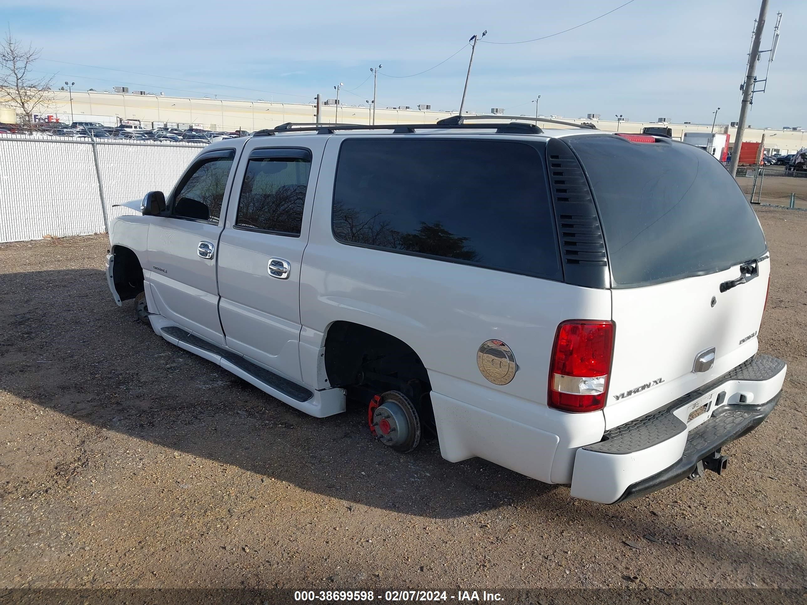 Photo 2 VIN: 1GKFK66U03J121843 - GMC YUKON 