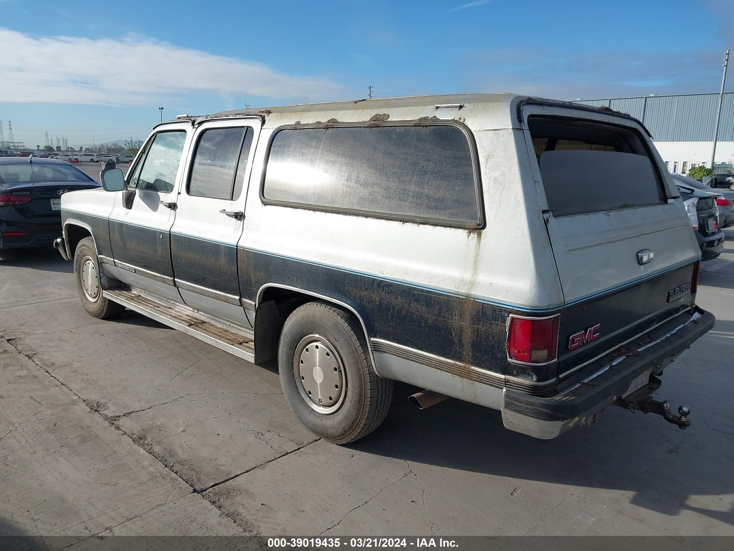 Photo 2 VIN: 1GKGR26NXLF520392 - GMC SUBURBAN 