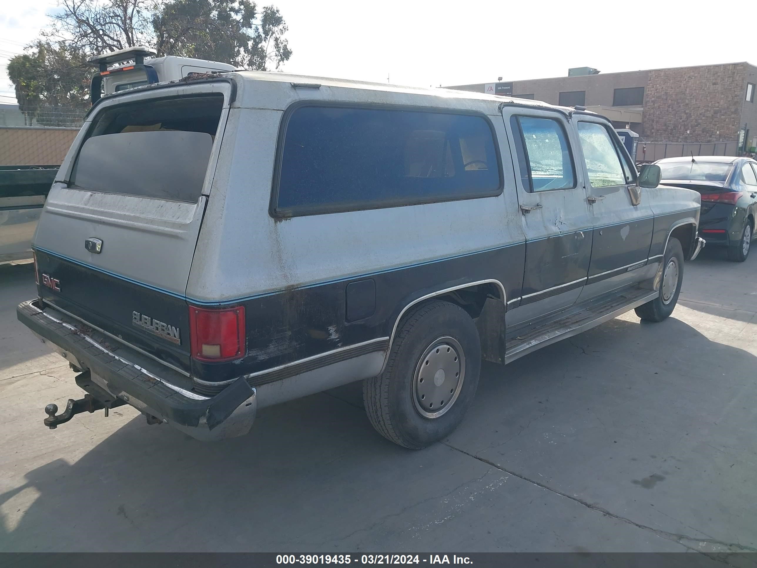 Photo 3 VIN: 1GKGR26NXLF520392 - GMC SUBURBAN 