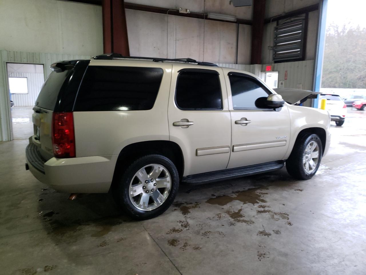 Photo 2 VIN: 1GKMCAE36AR170298 - GMC YUKON 