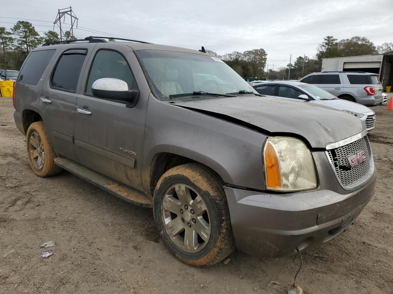 Photo 3 VIN: 1GKS1CE01BR168975 - GMC YUKON 