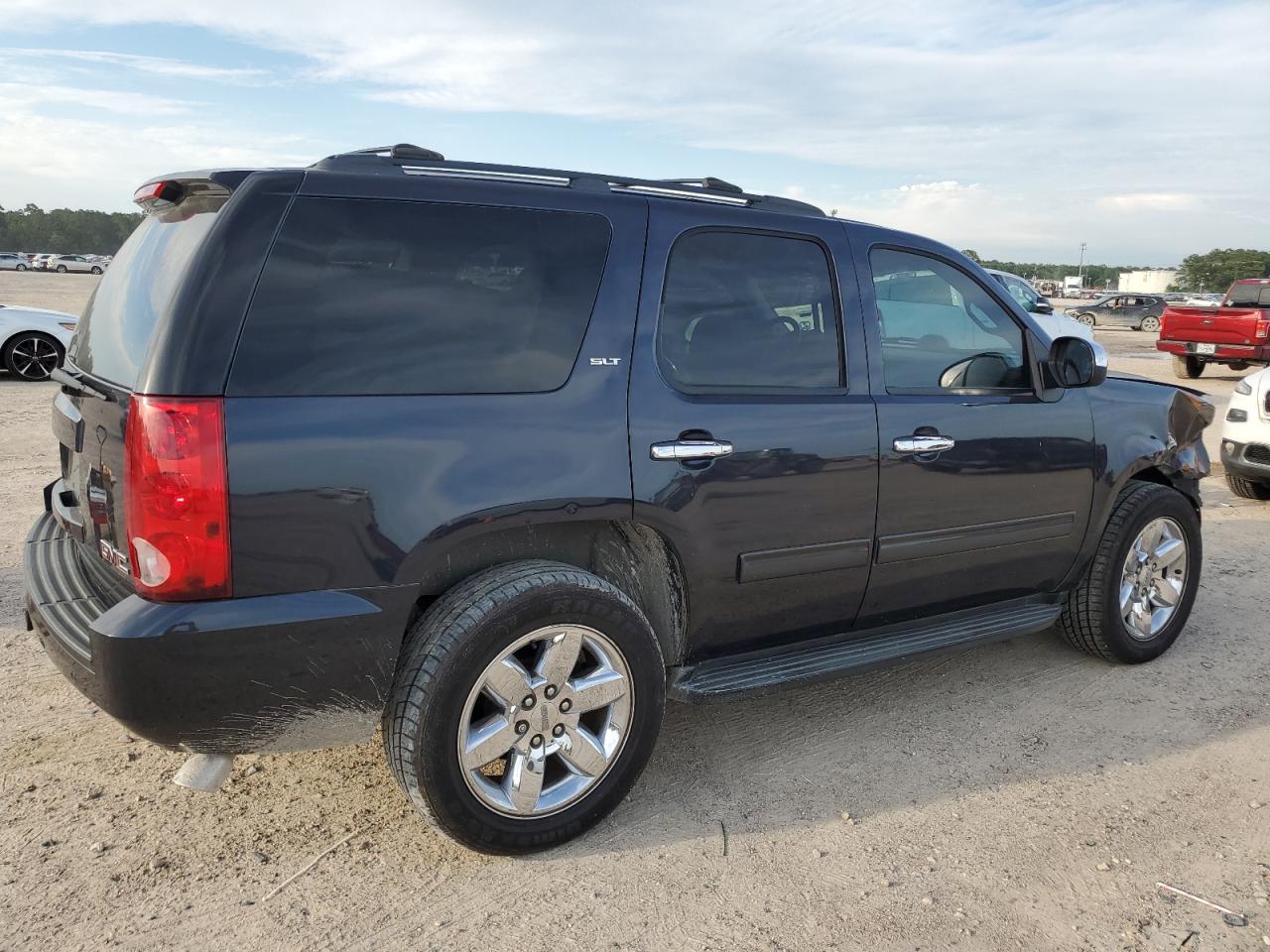 Photo 2 VIN: 1GKS1CE03DR208850 - GMC YUKON 