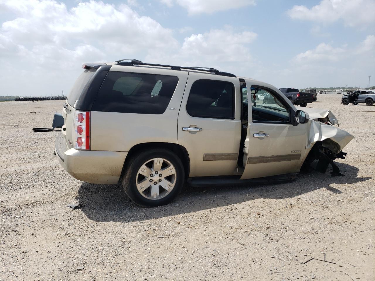 Photo 2 VIN: 1GKS1CE03DR334612 - GMC YUKON 