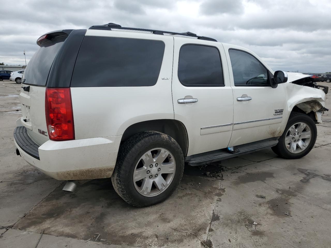 Photo 2 VIN: 1GKS1CE04BR172597 - GMC YUKON 