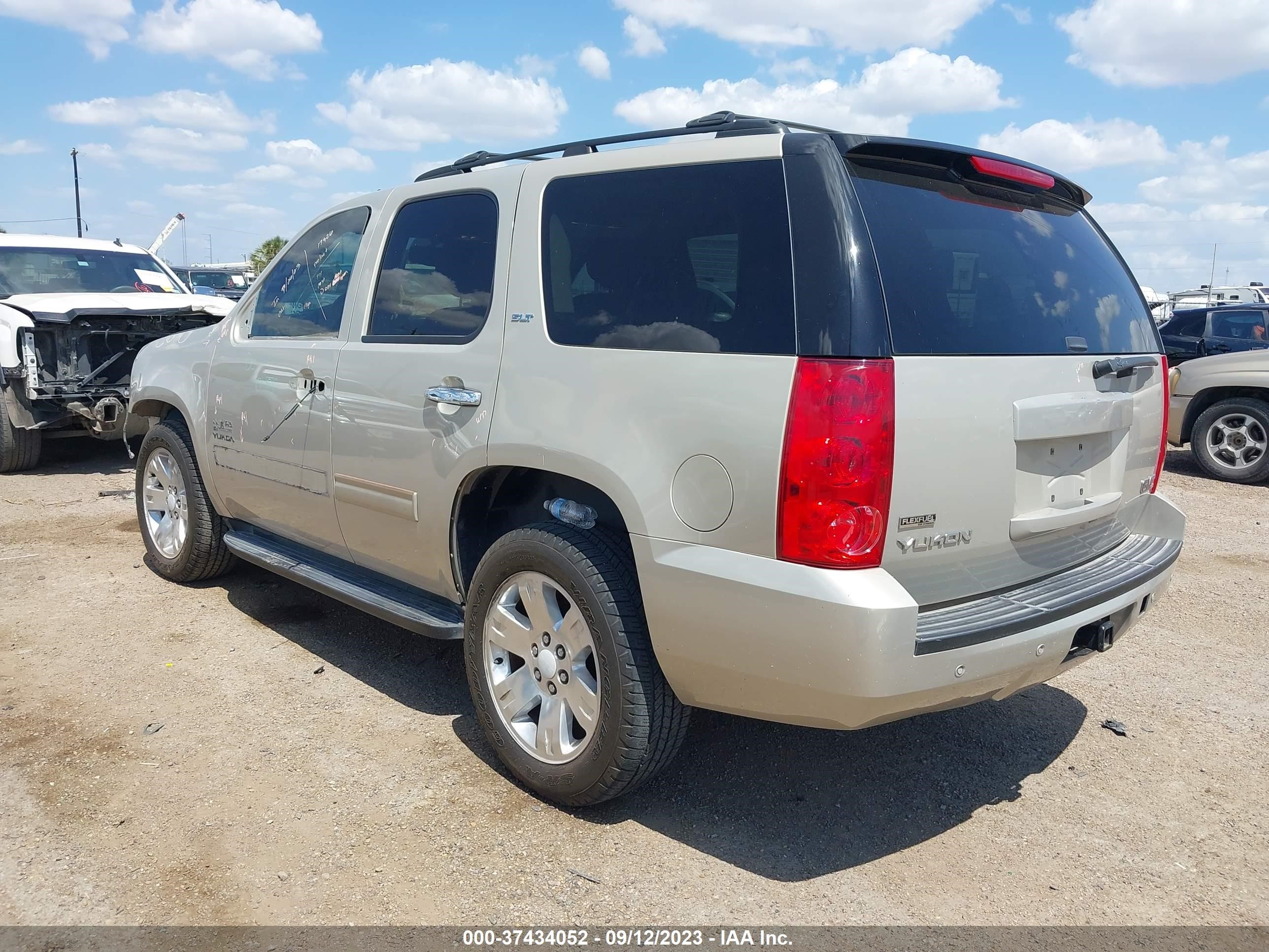 Photo 2 VIN: 1GKS1CE06CR172571 - GMC YUKON 