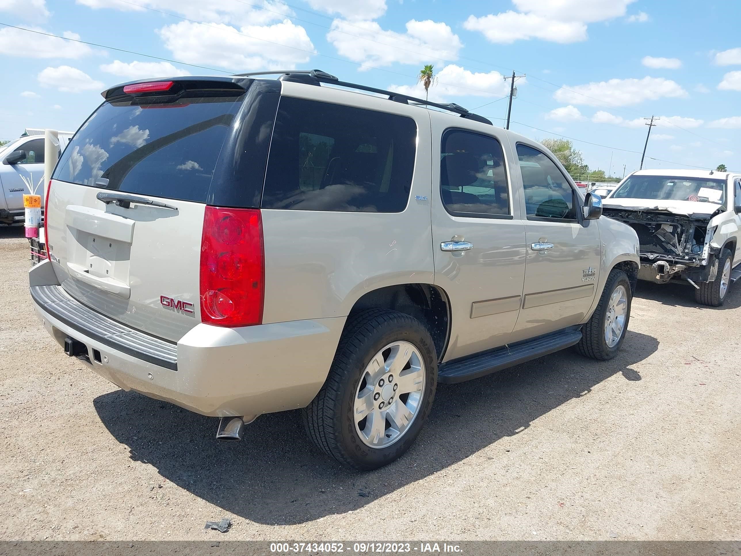 Photo 3 VIN: 1GKS1CE06CR172571 - GMC YUKON 