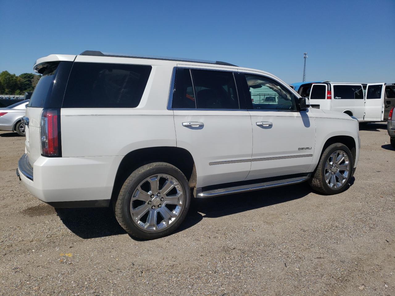 Photo 2 VIN: 1GKS1CKJ8JR231789 - GMC YUKON 