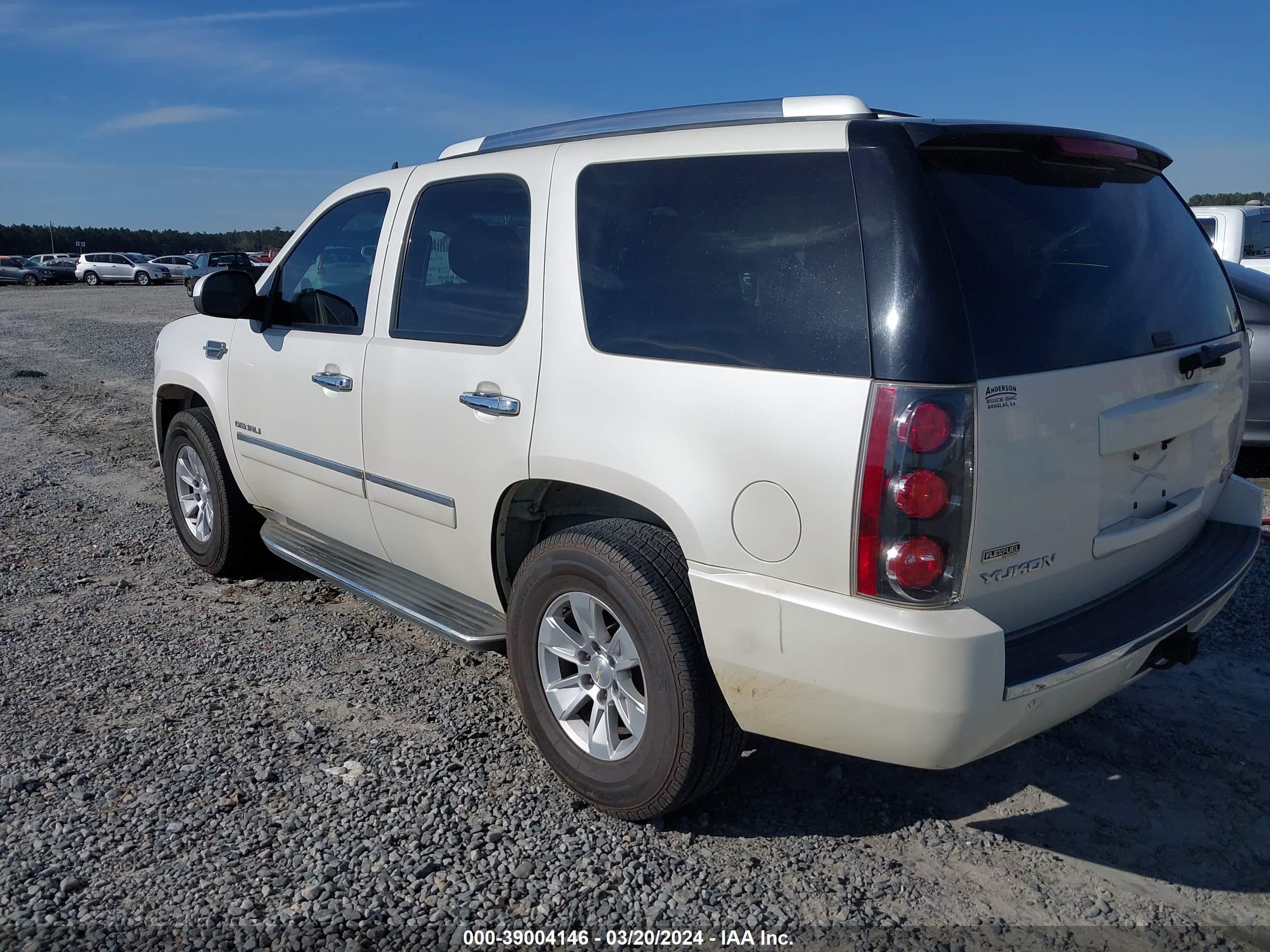 Photo 2 VIN: 1GKS1EEF0BR393176 - GMC YUKON 