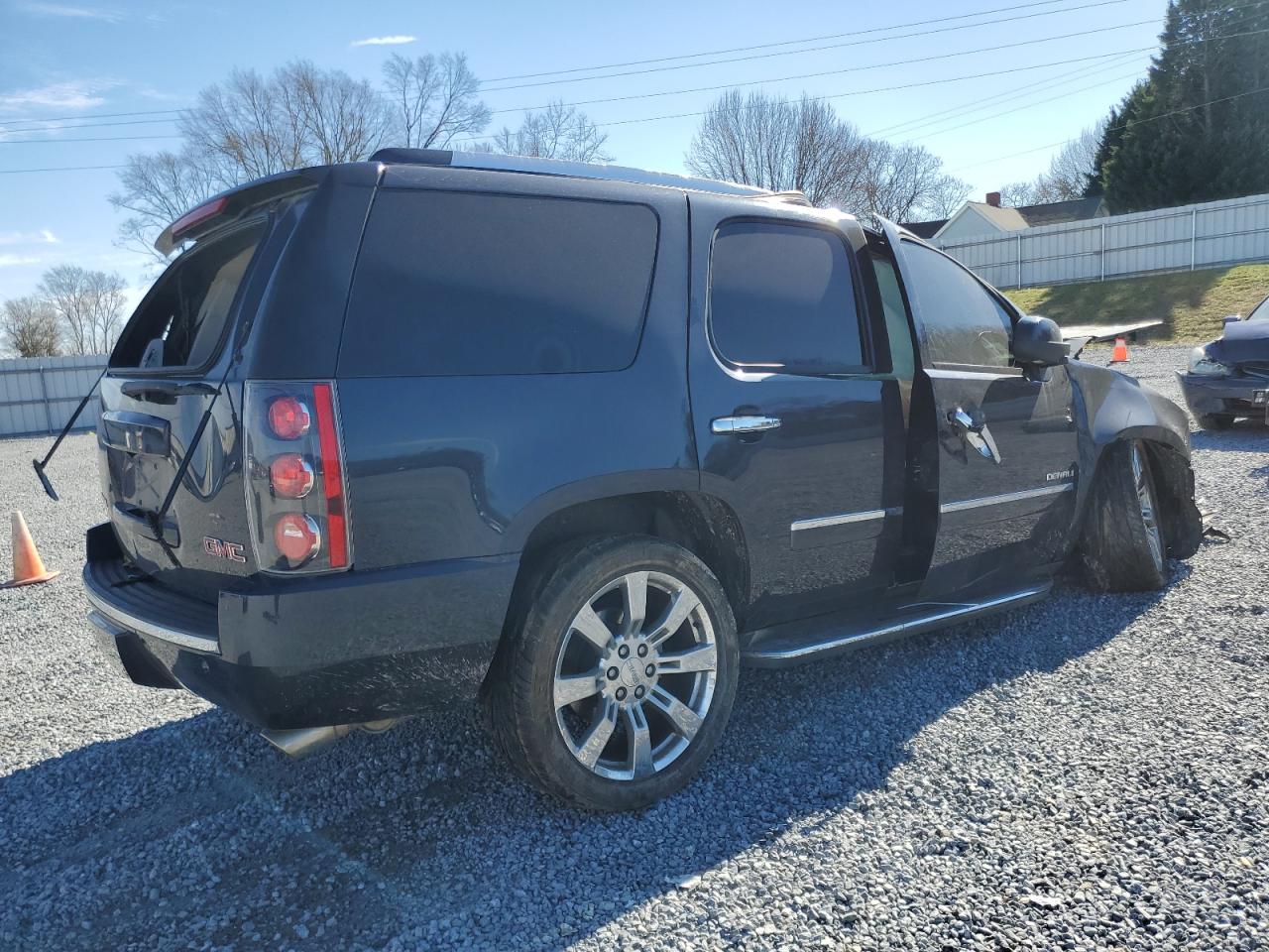 Photo 2 VIN: 1GKS1EEF0DR225038 - GMC YUKON 