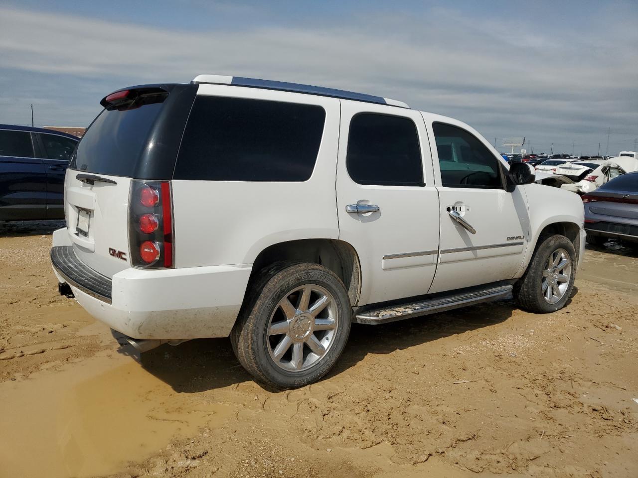 Photo 2 VIN: 1GKS1EEF1DR206868 - GMC YUKON 