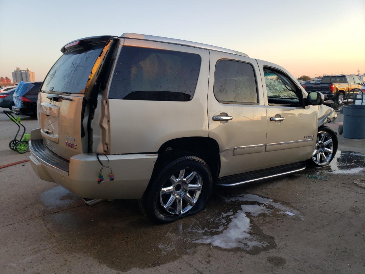 Photo 2 VIN: 1GKS1EEF2DR264486 - GMC YUKON 