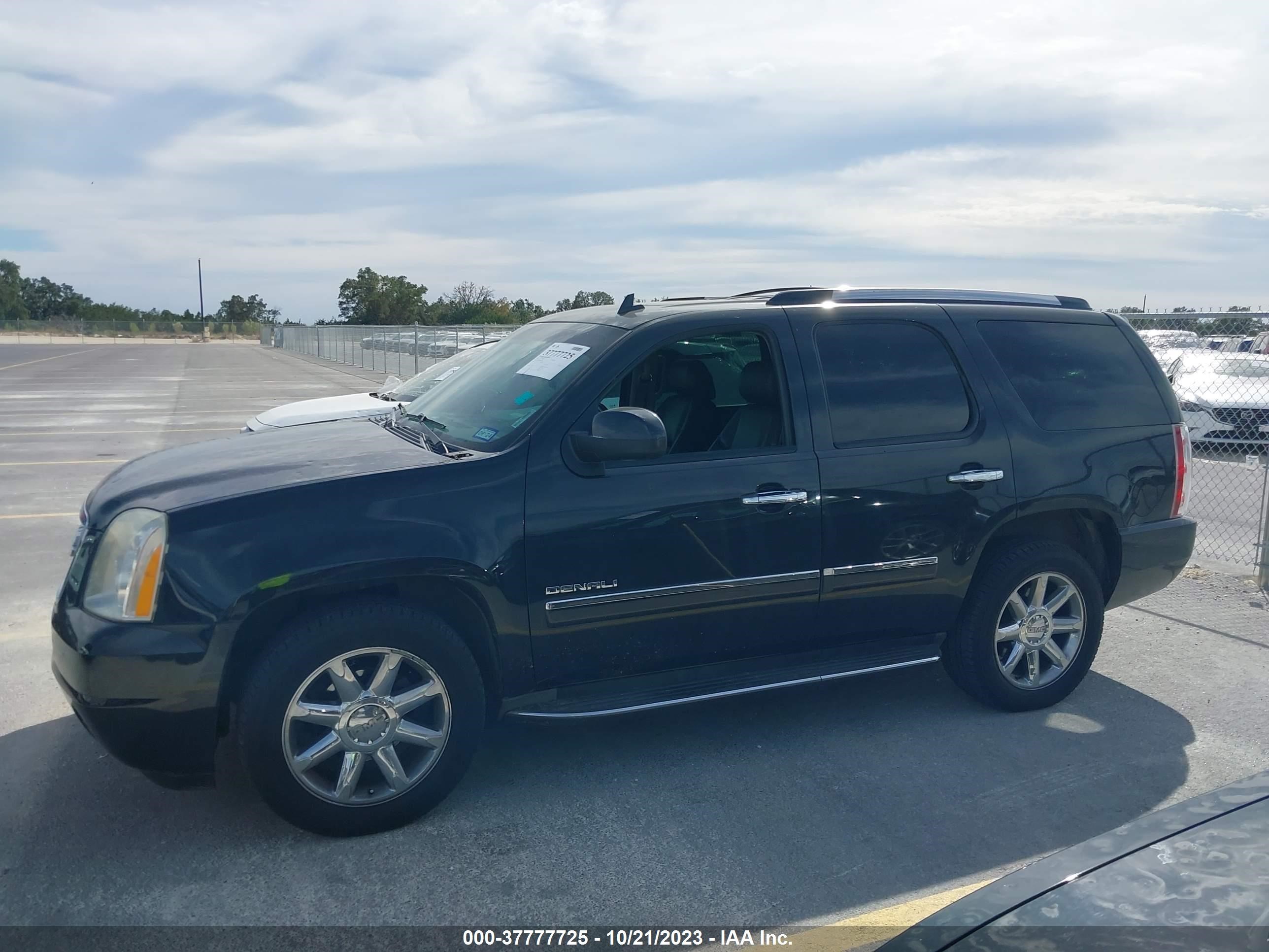 Photo 13 VIN: 1GKS1EEF4BR252921 - GMC YUKON 